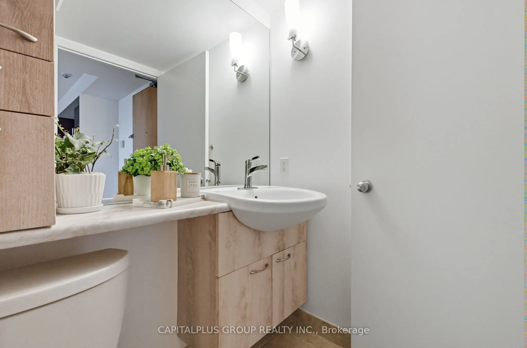 1050 The Queens Way, #416