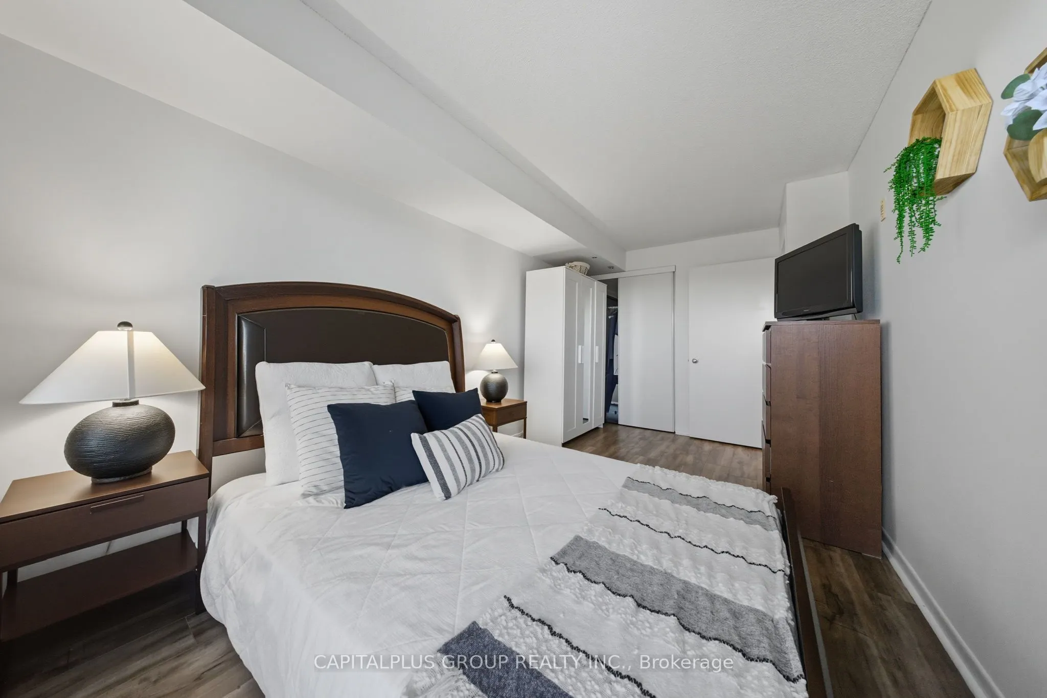 1050 The Queens Way, #416