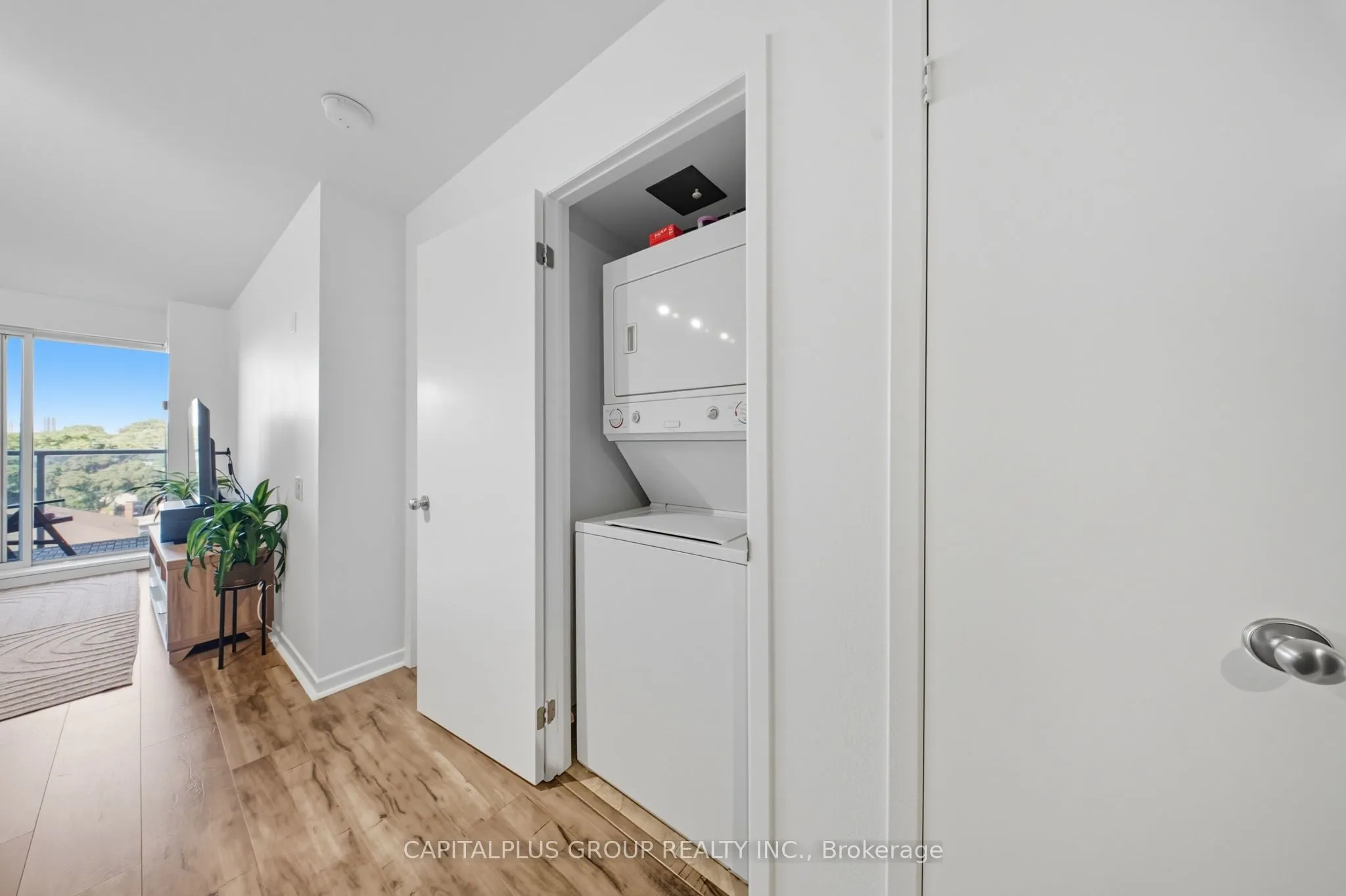 1050 The Queens Way, #416