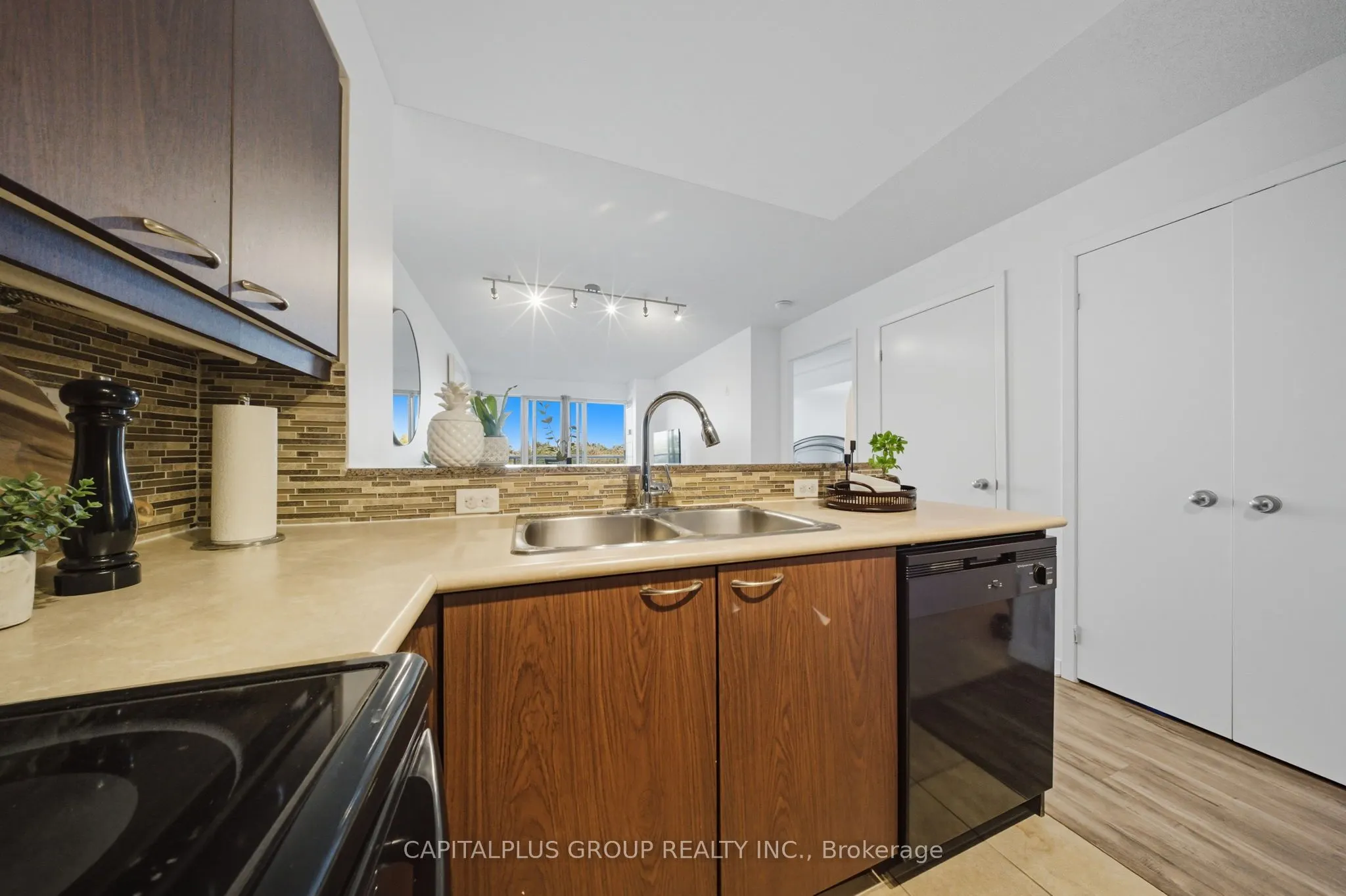 1050 The Queens Way, #416