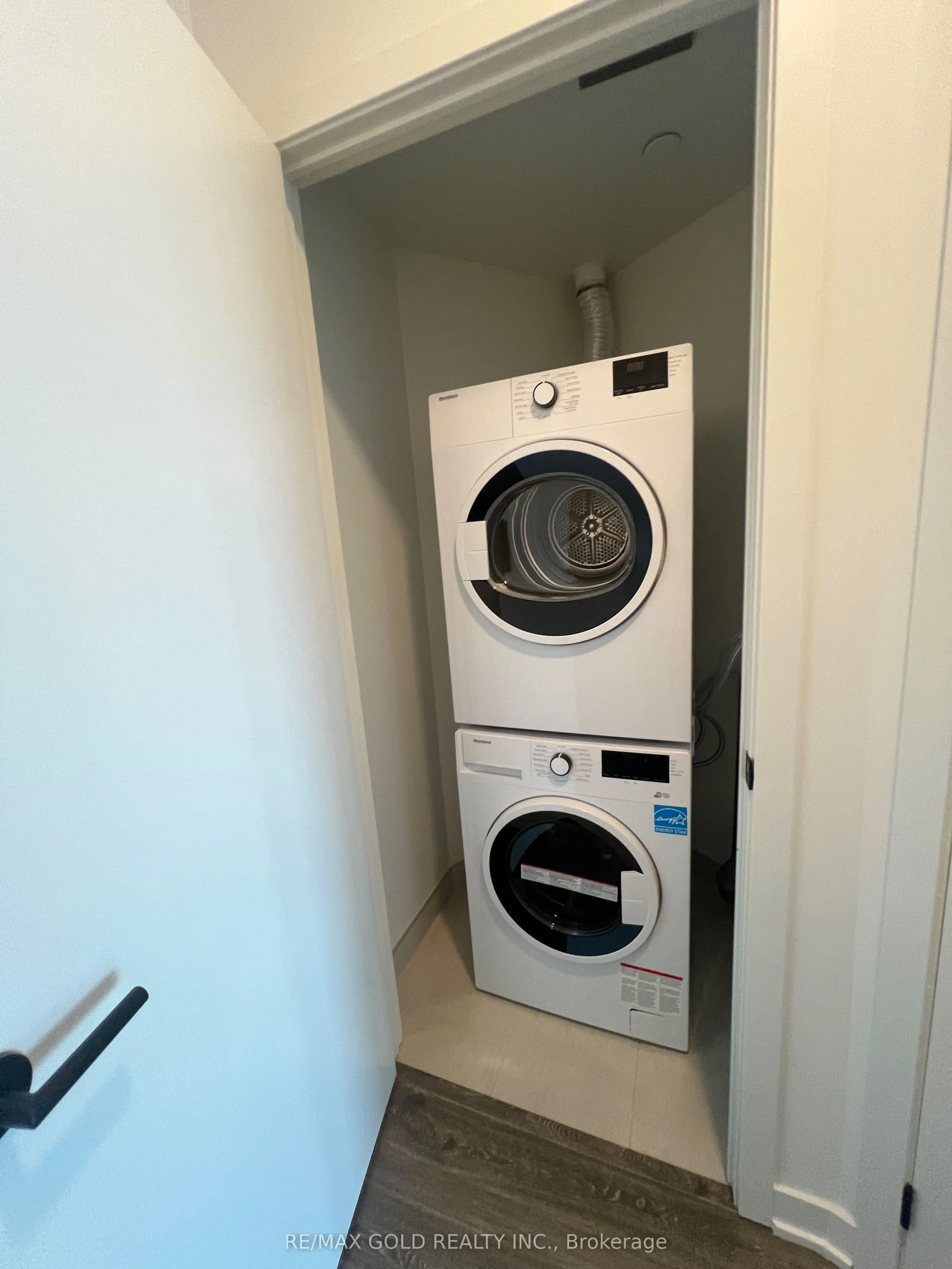 2495 Eglinton Avenue E, #901