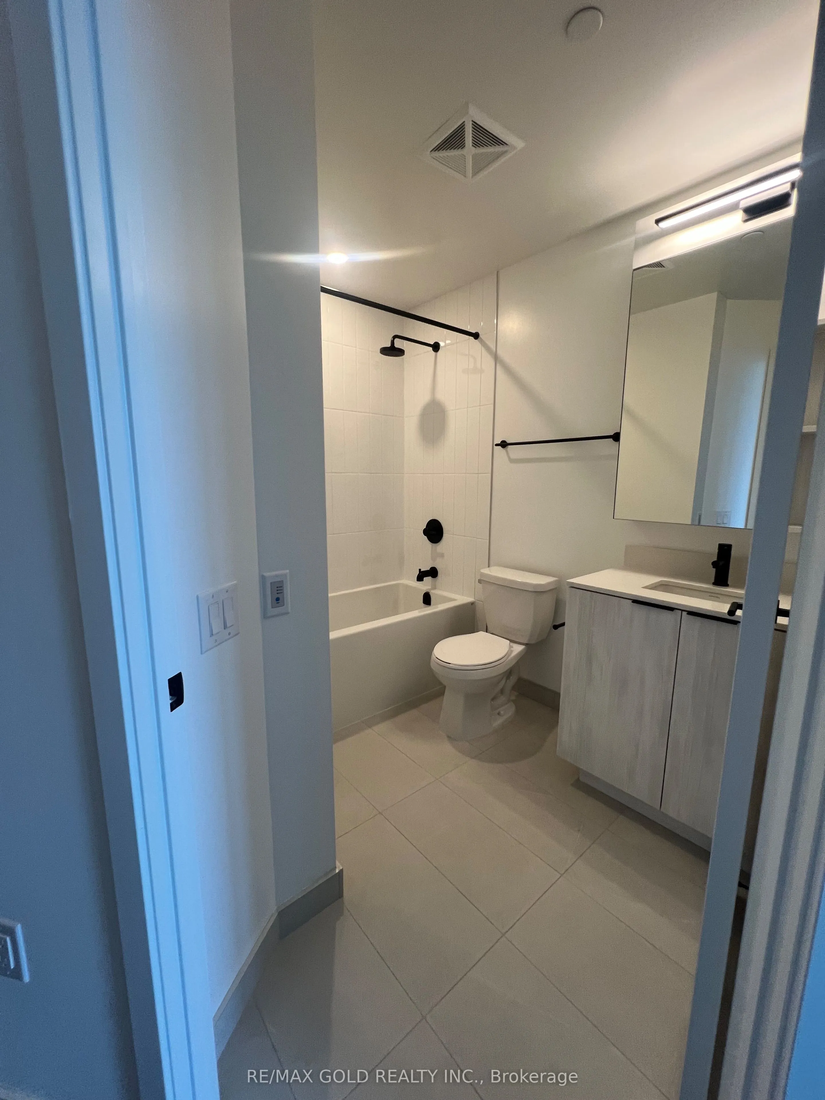 2495 Eglinton Avenue E, #901