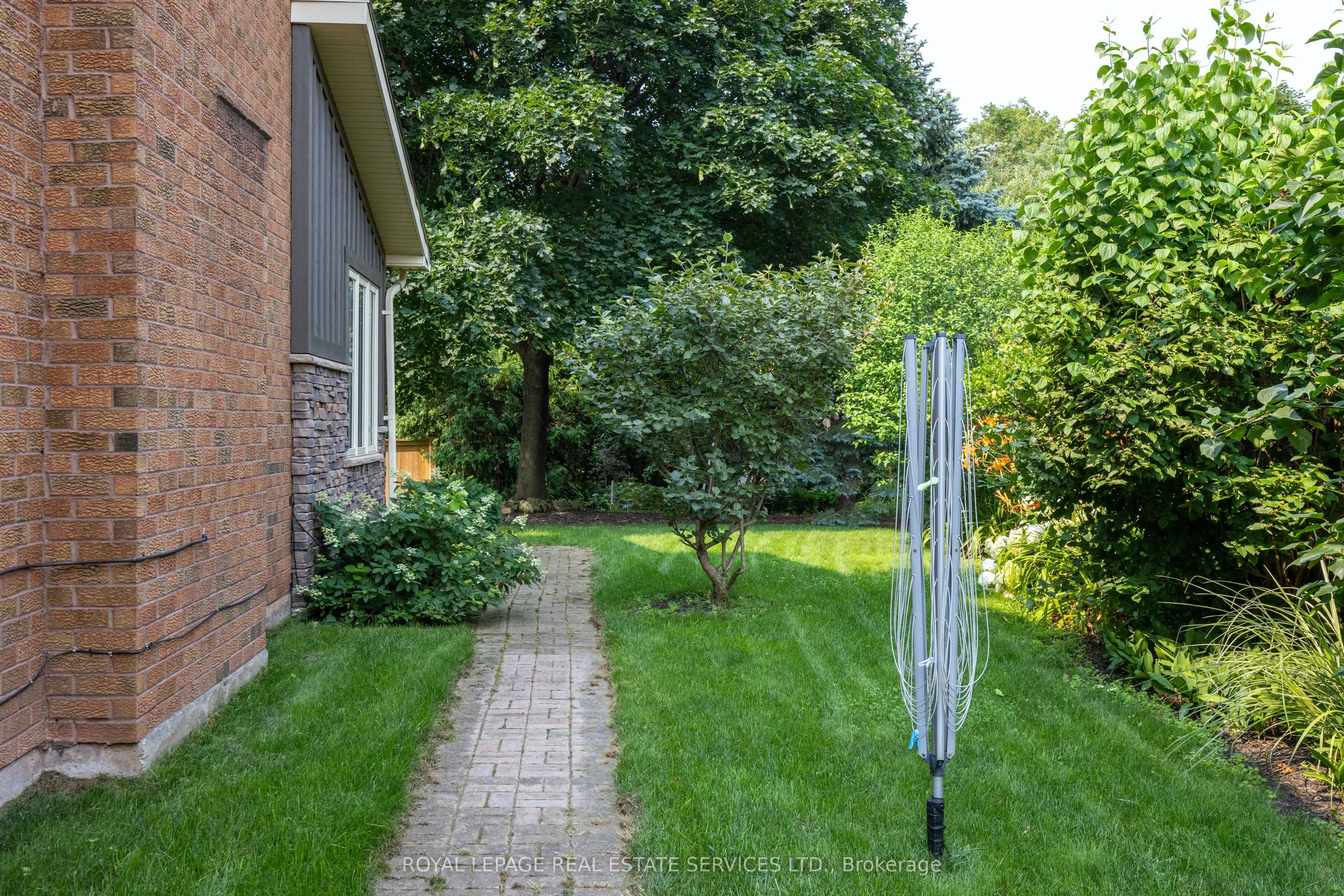 1210 BEECHGROVE Crescent
