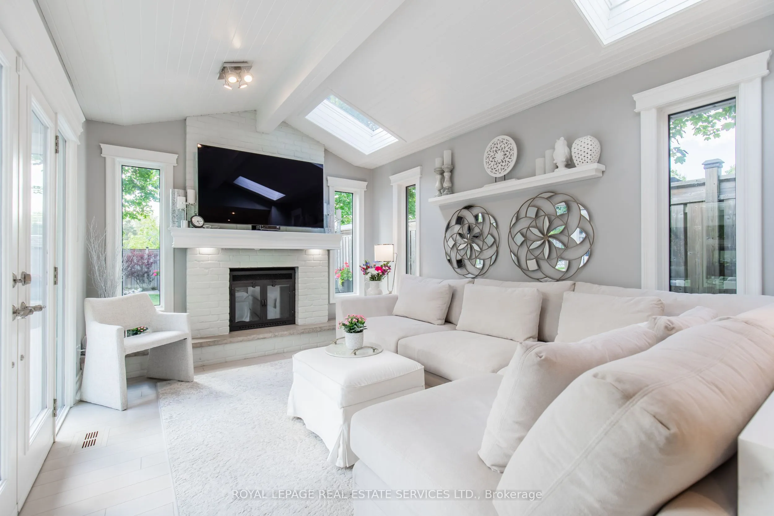 16 Ferndale Crescent