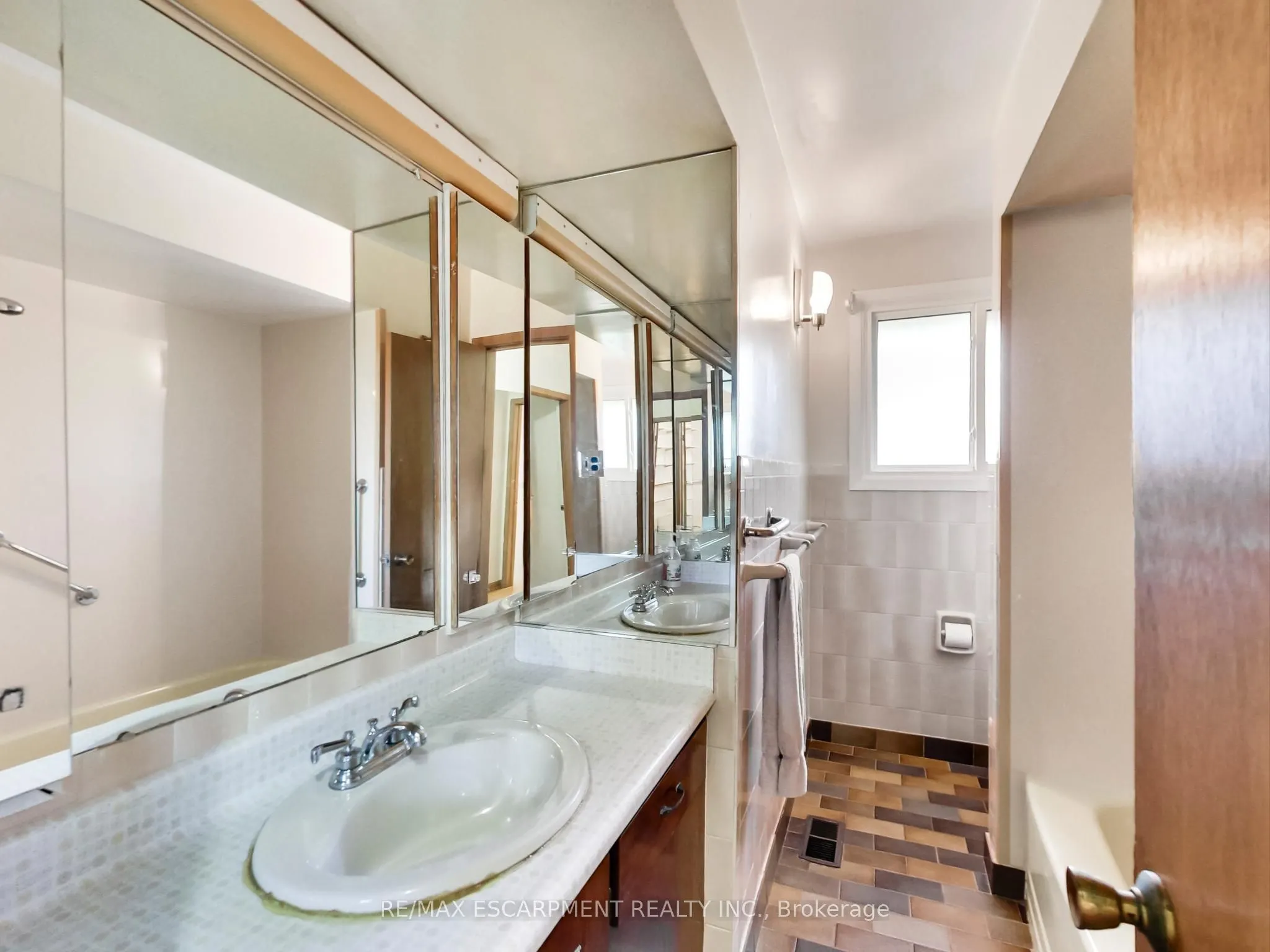 558 Parkside Crescent