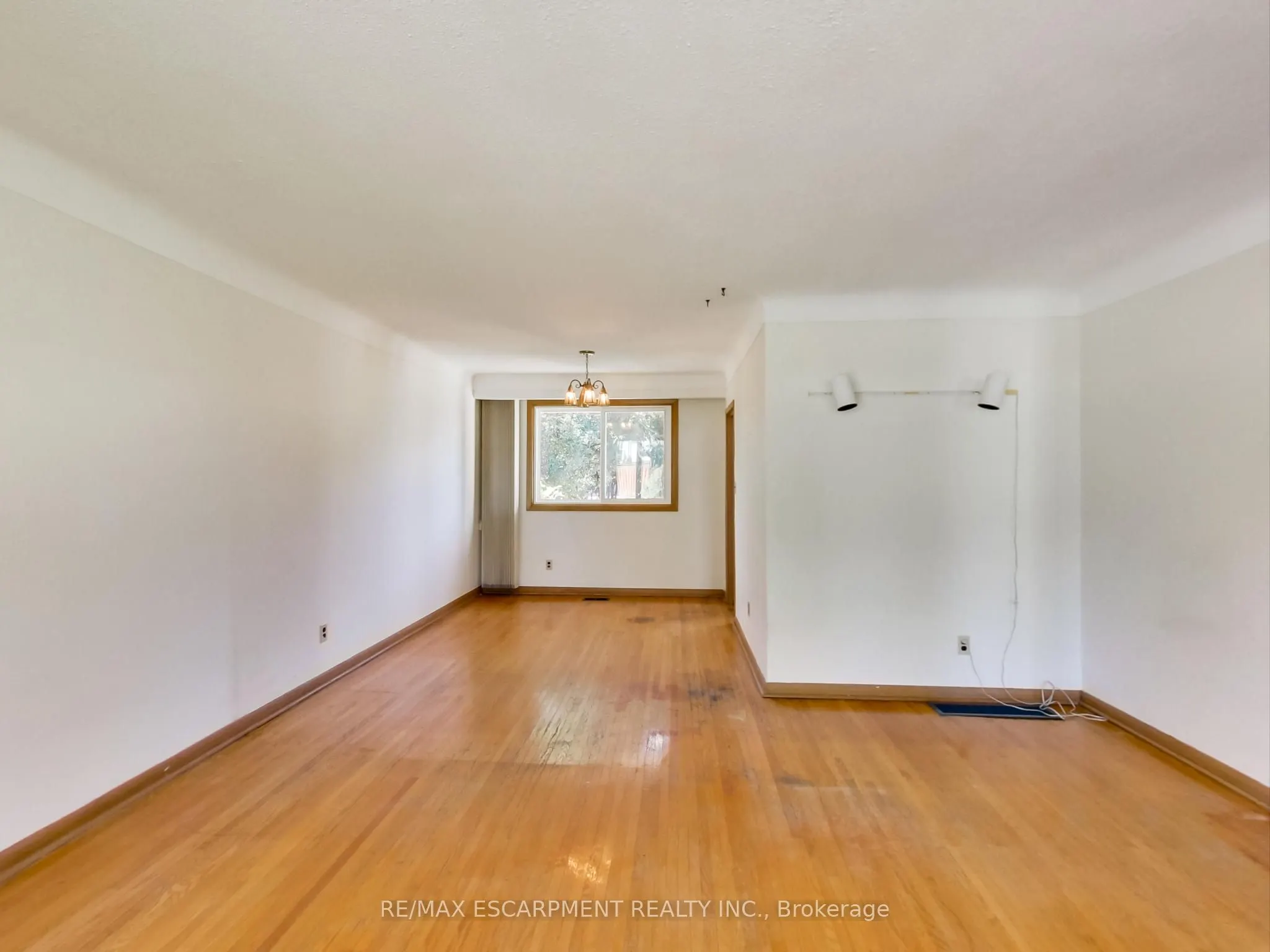 558 Parkside Crescent