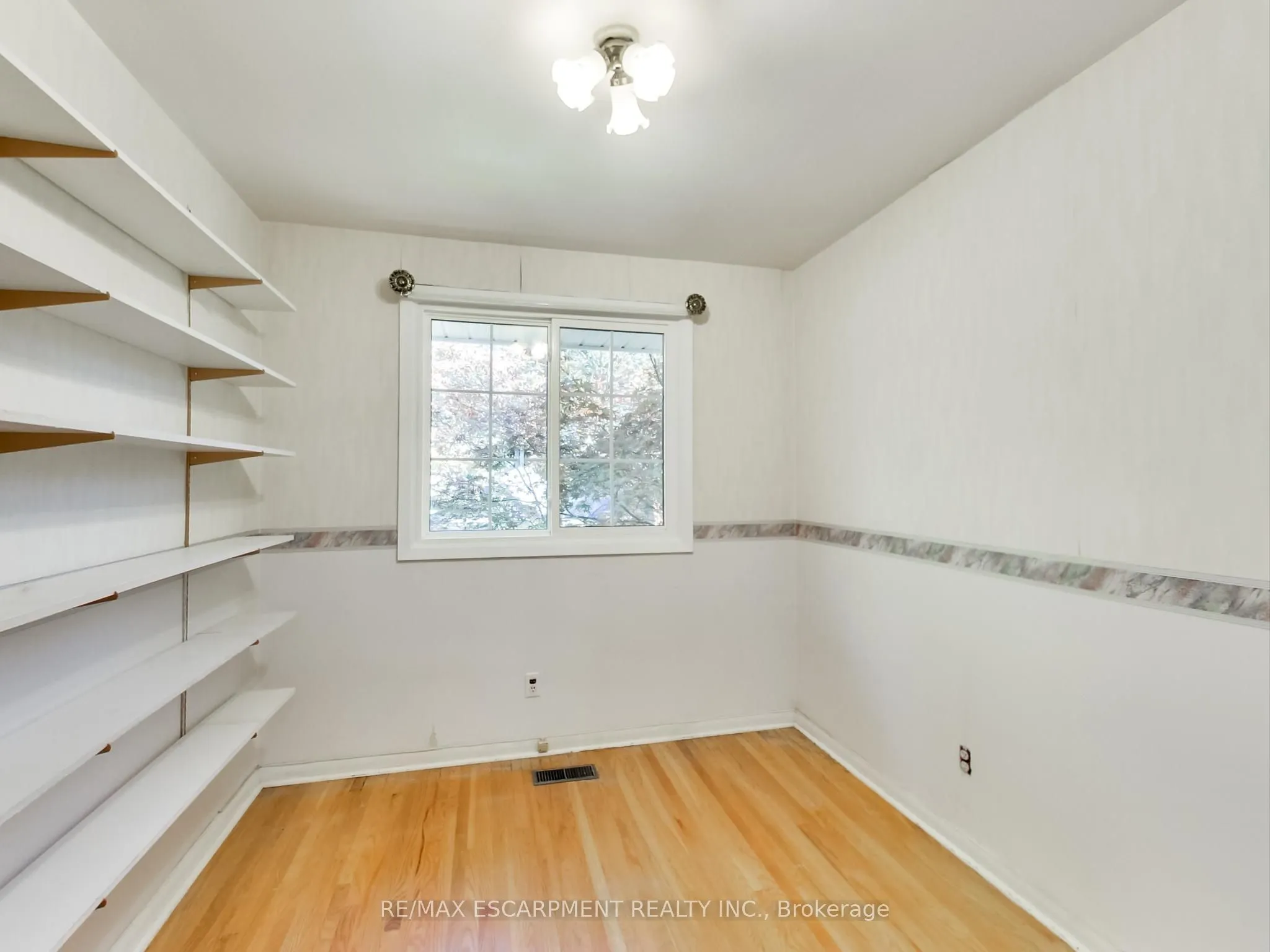 558 Parkside Crescent