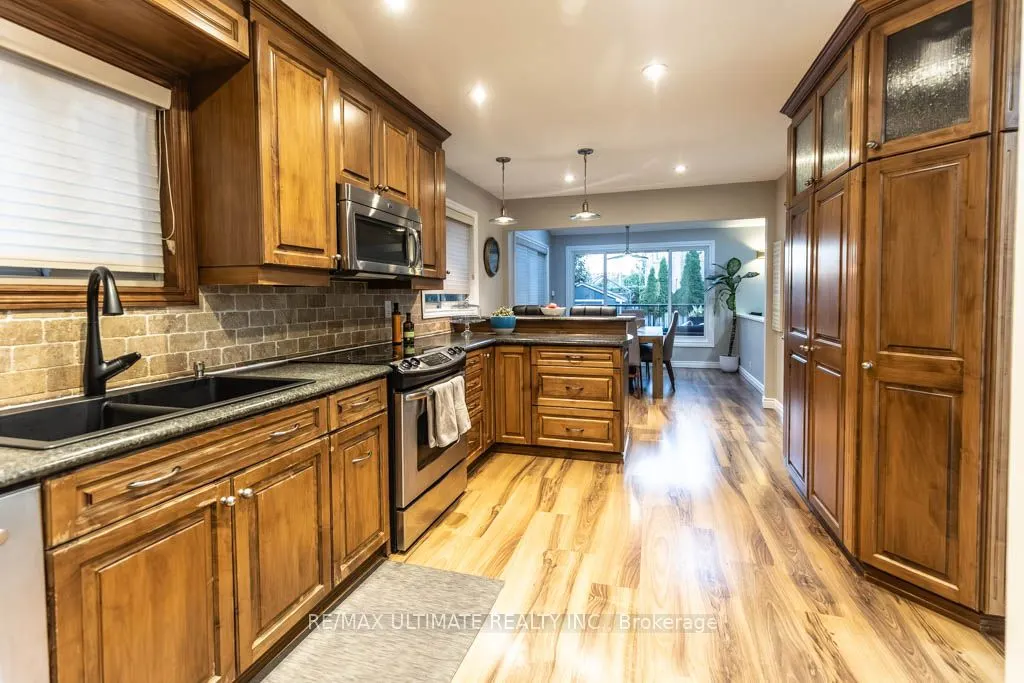 6869 Hickling Crescent