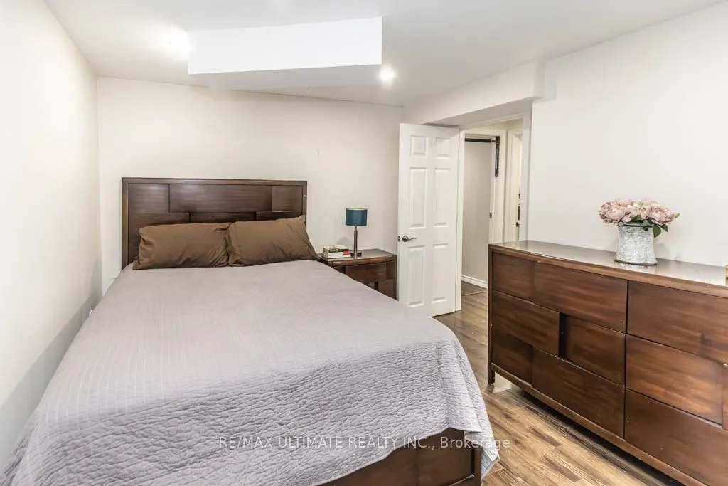 6869 Hickling Crescent