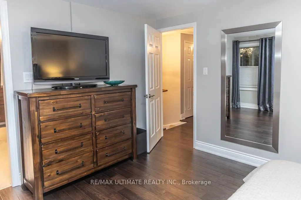 6869 Hickling Crescent