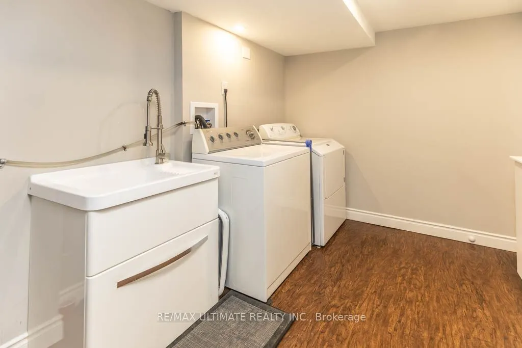 6869 Hickling Crescent