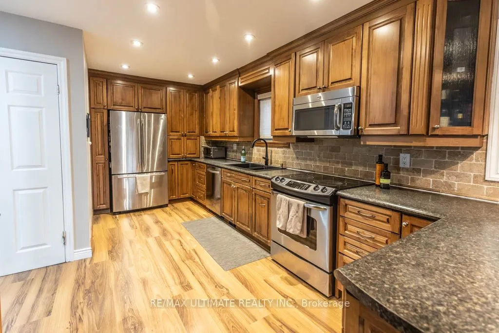 6869 Hickling Crescent