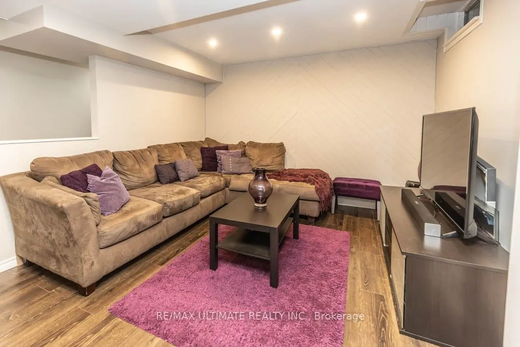 6869 Hickling Crescent
