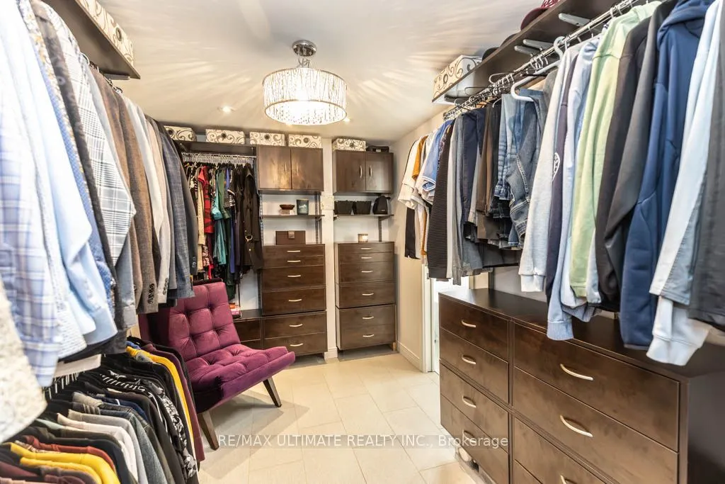 6869 Hickling Crescent