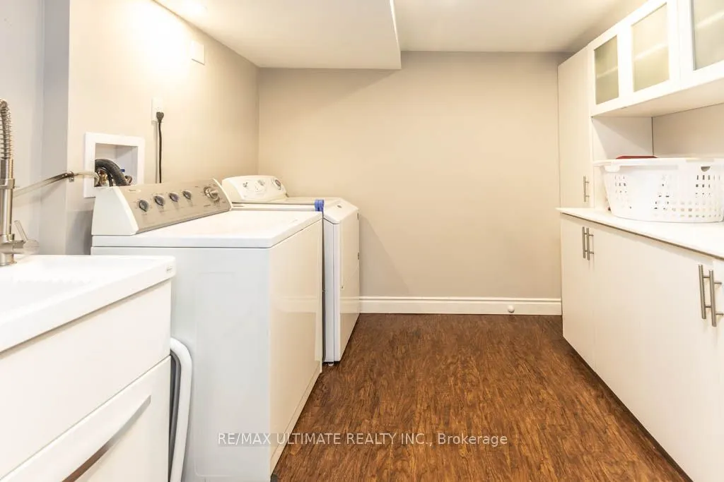 6869 Hickling Crescent