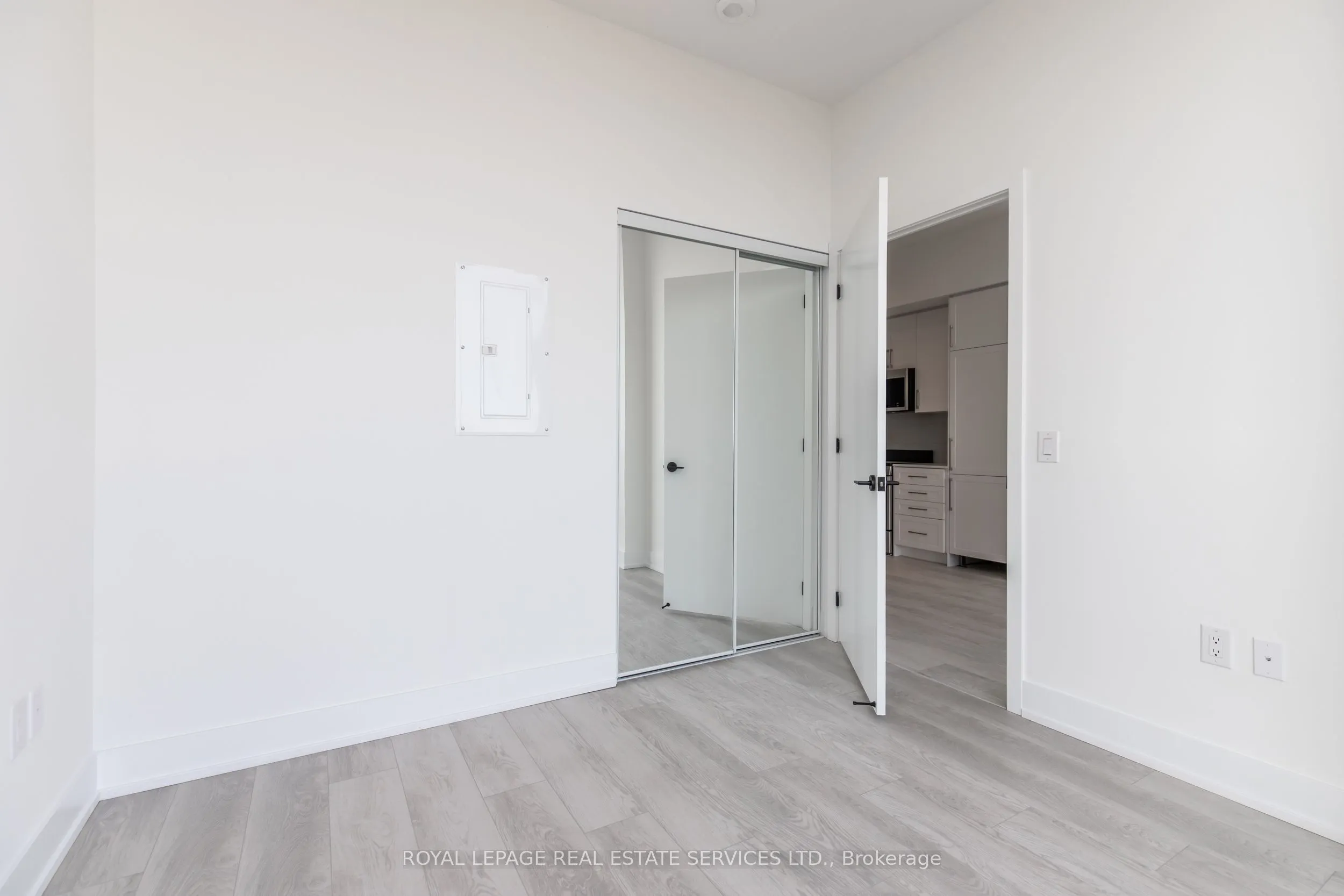 2450 Old Bronte Road, #807