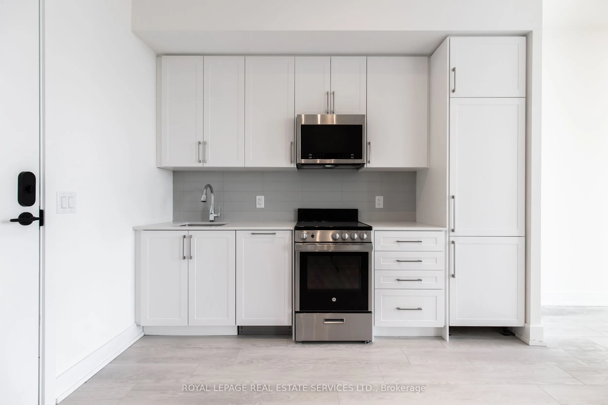 2450 Old Bronte Road, #807