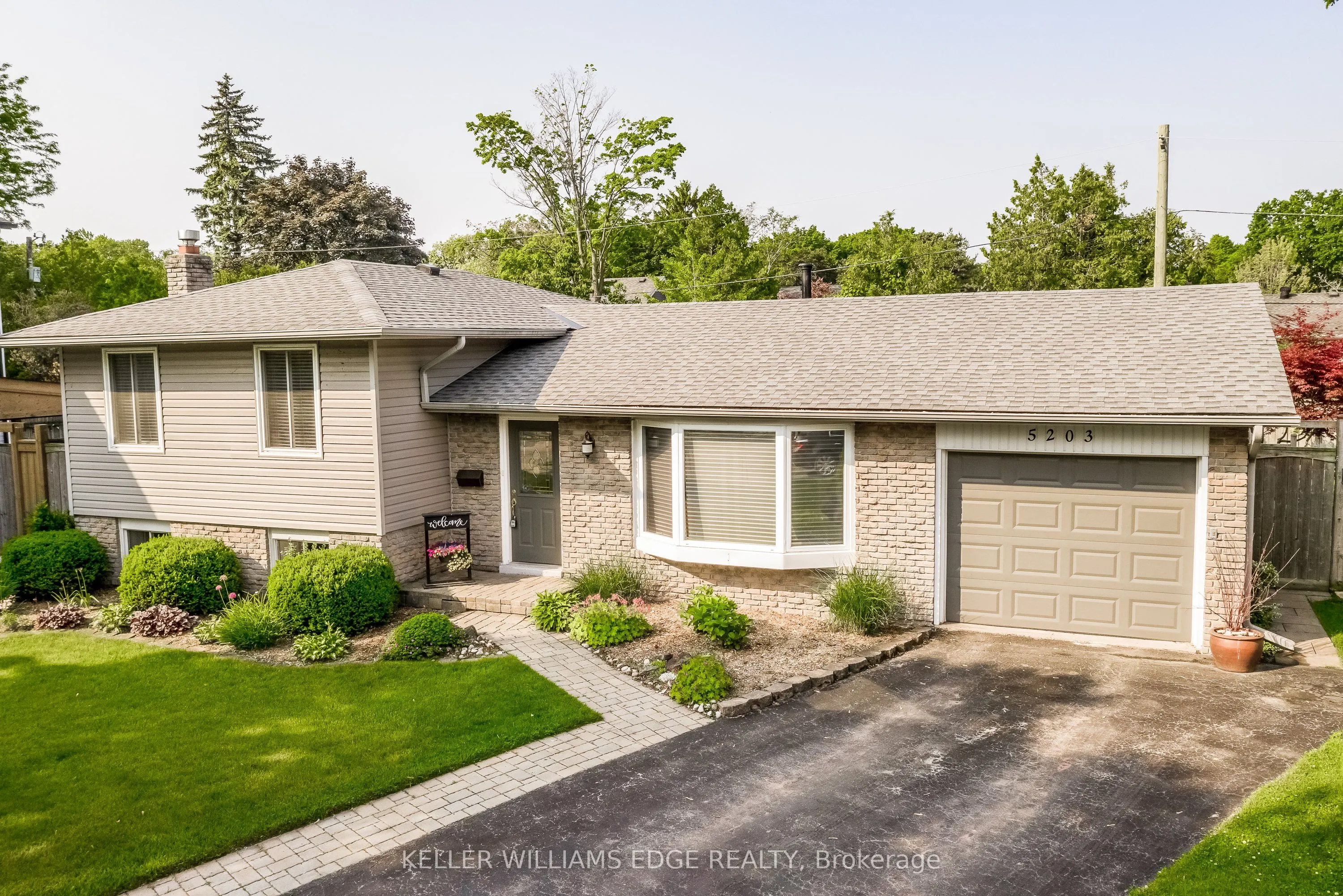 5203 Broughton Crescent