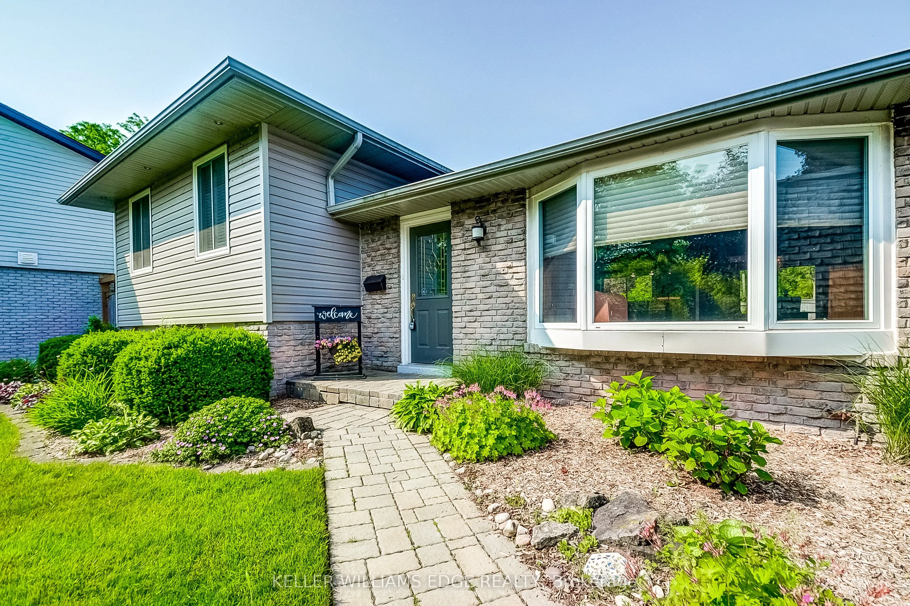 5203 Broughton Crescent