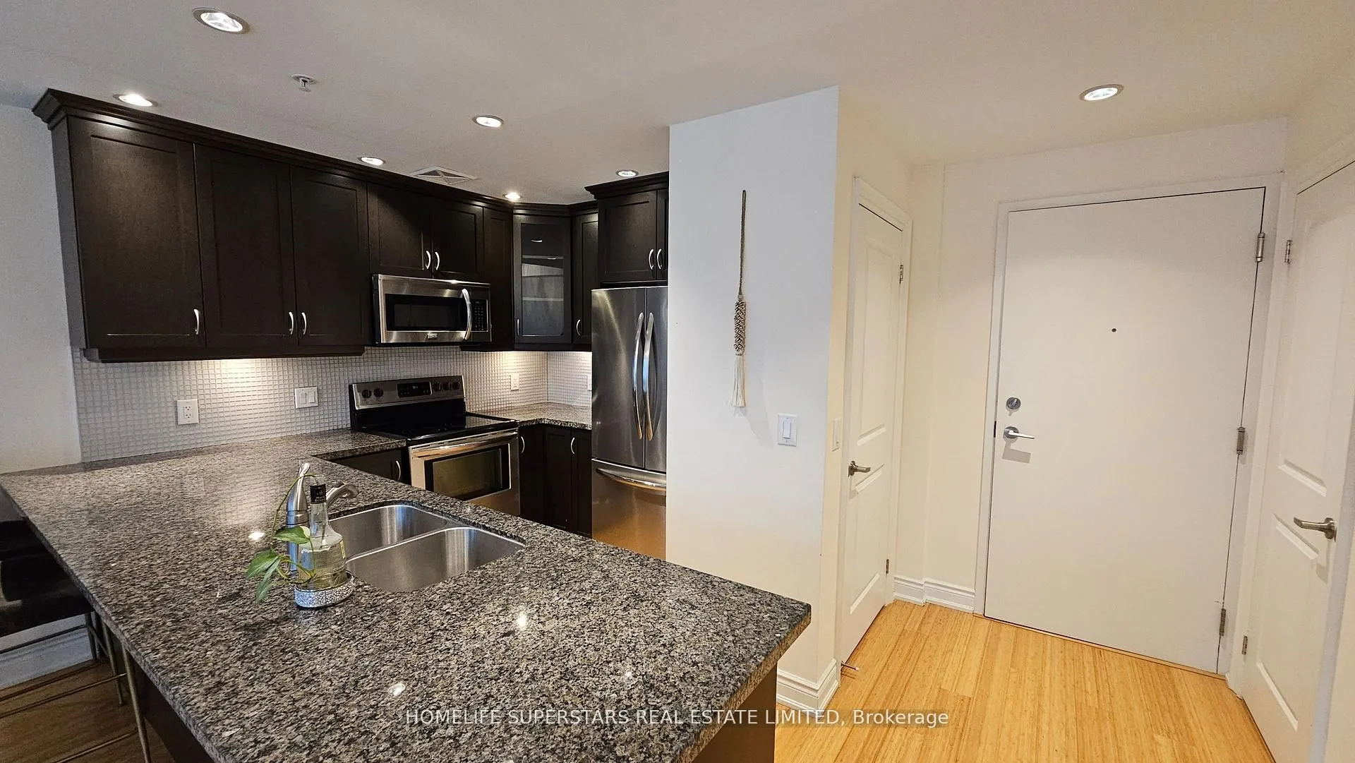 205 Lakeshore Road W, #302