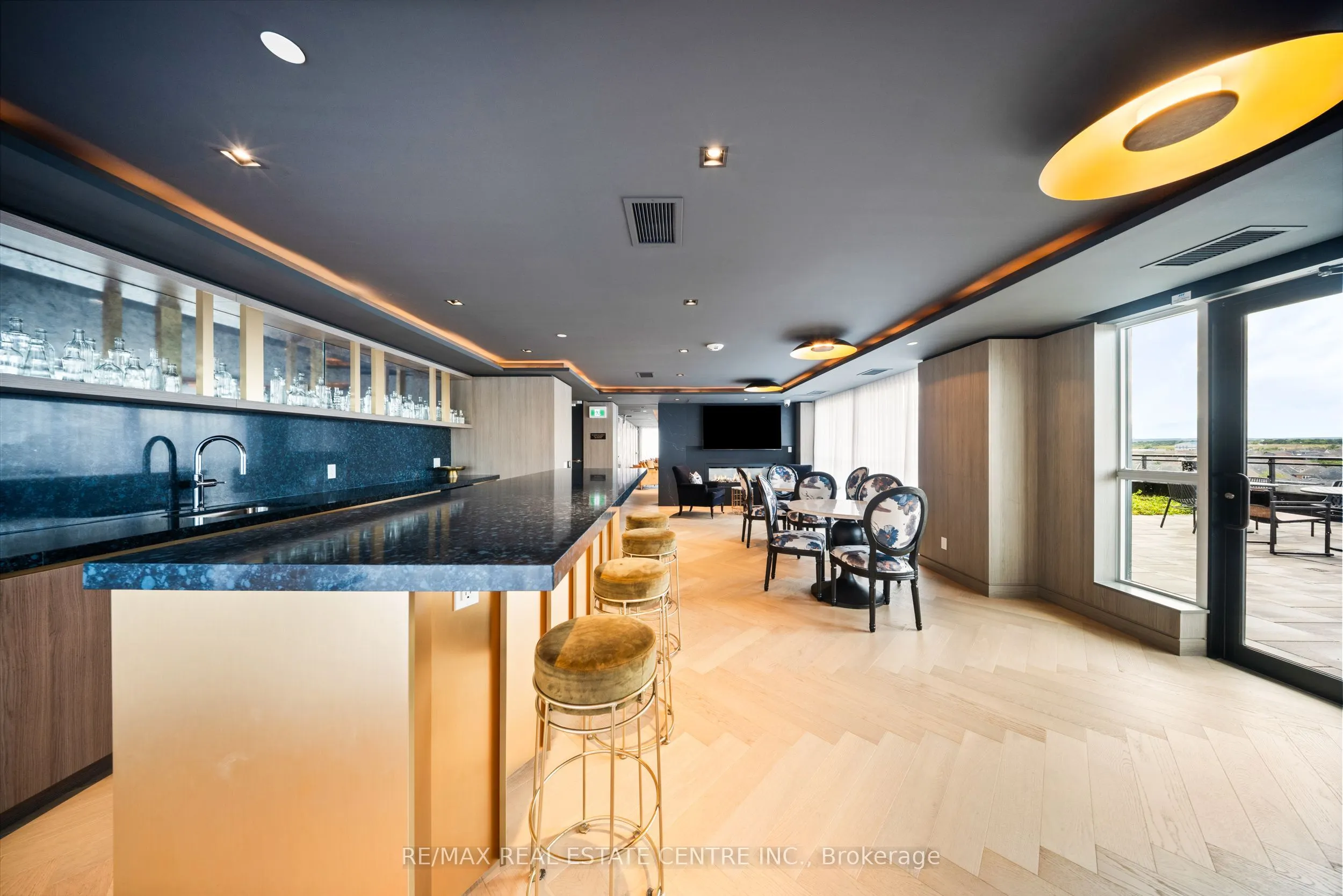 405 Dundas Street W, #813