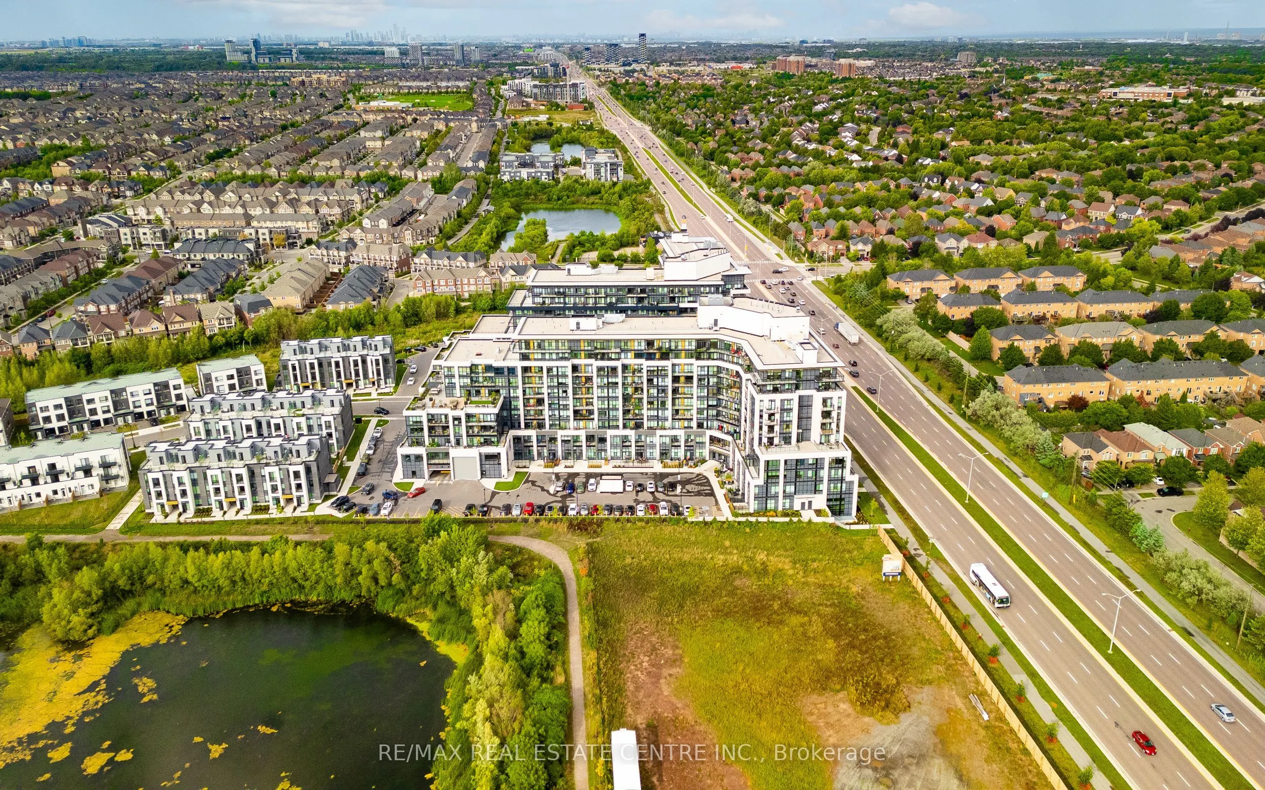 405 Dundas Street W, #813
