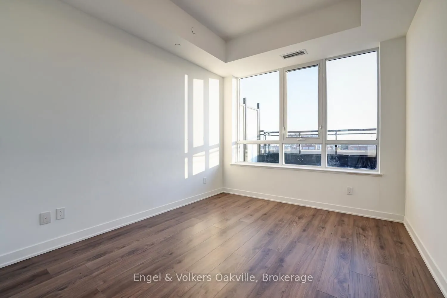 405 Dundas Street W, #309