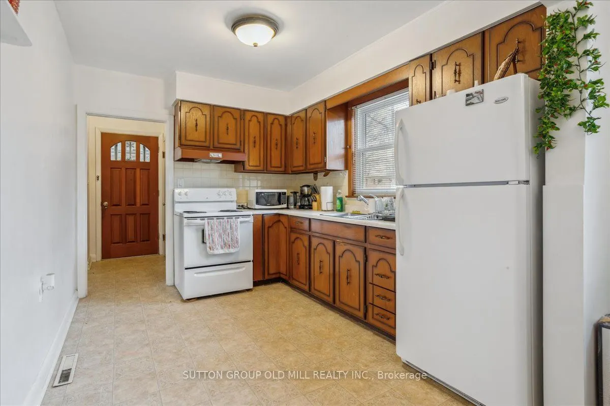308 Mineola Road E