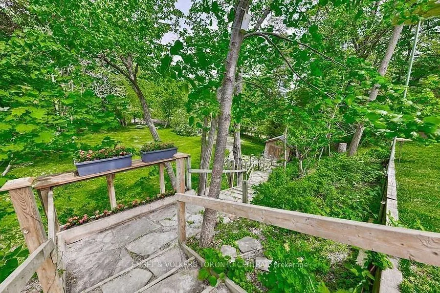 1327 Mineola Gardens