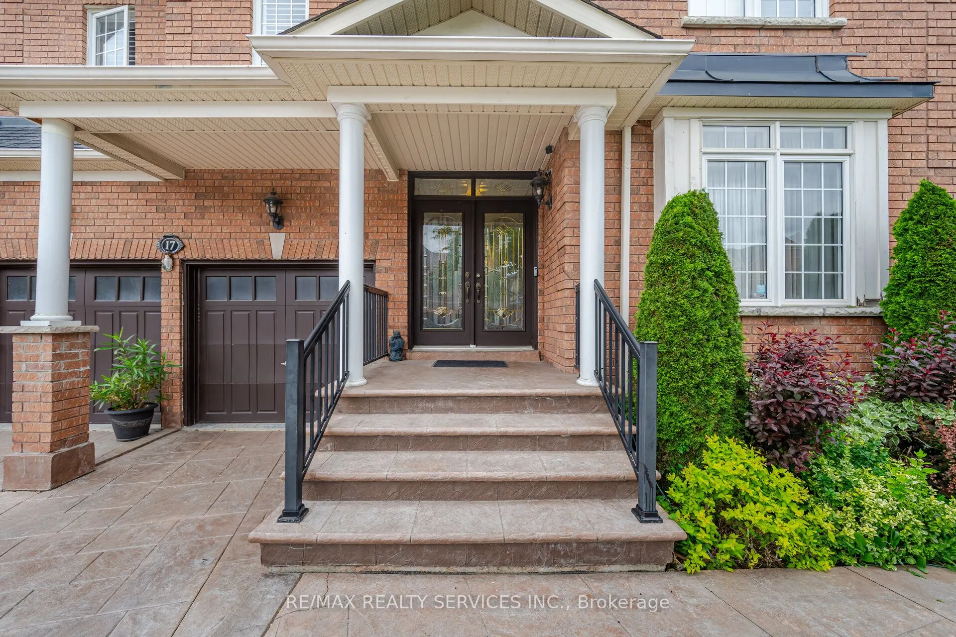 17 Regis Circle