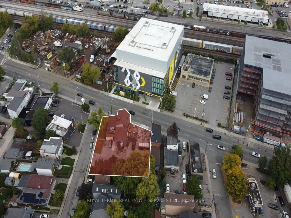 3513 Dundas Street W