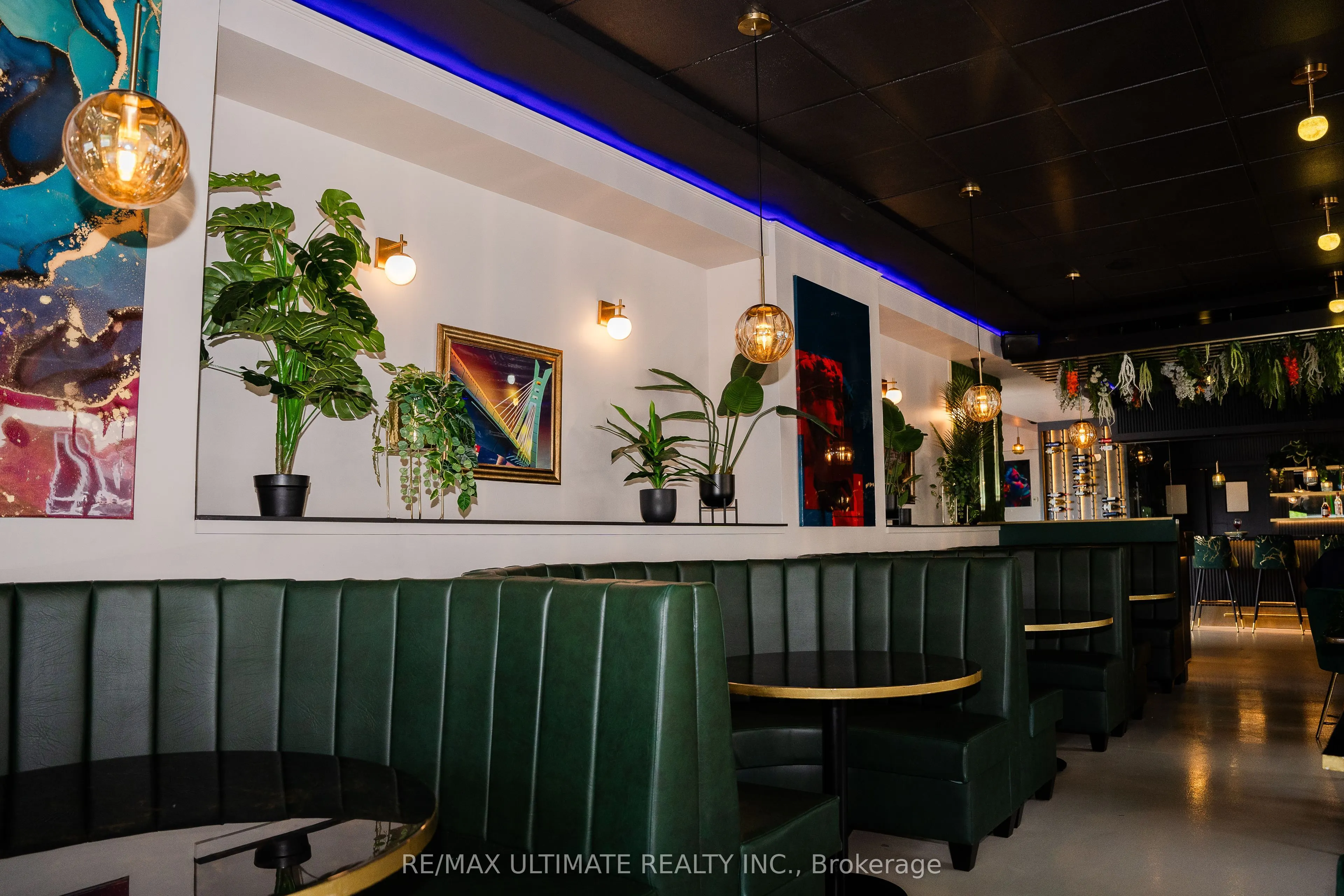 5164 Dundas Street W