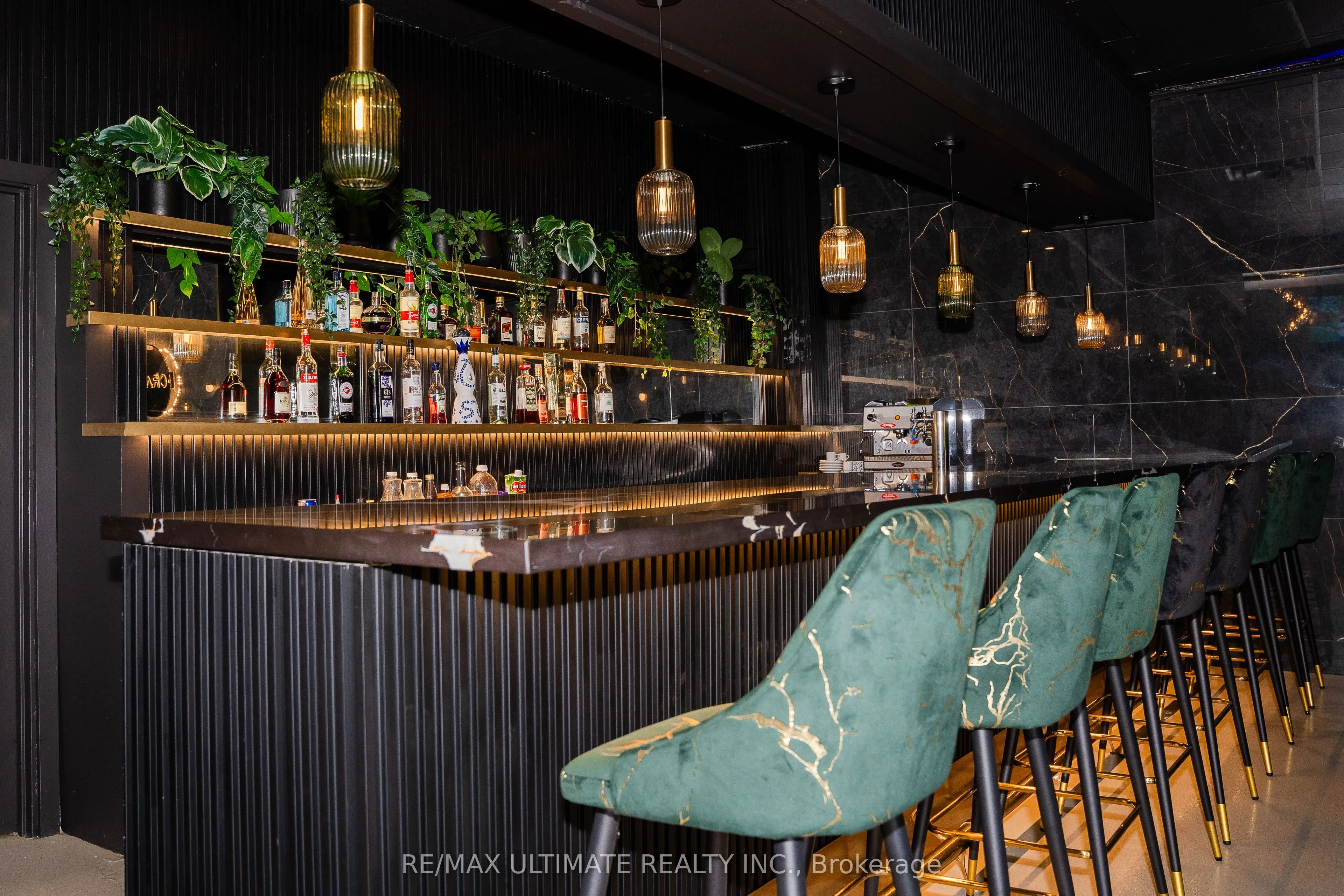 5164 Dundas Street W