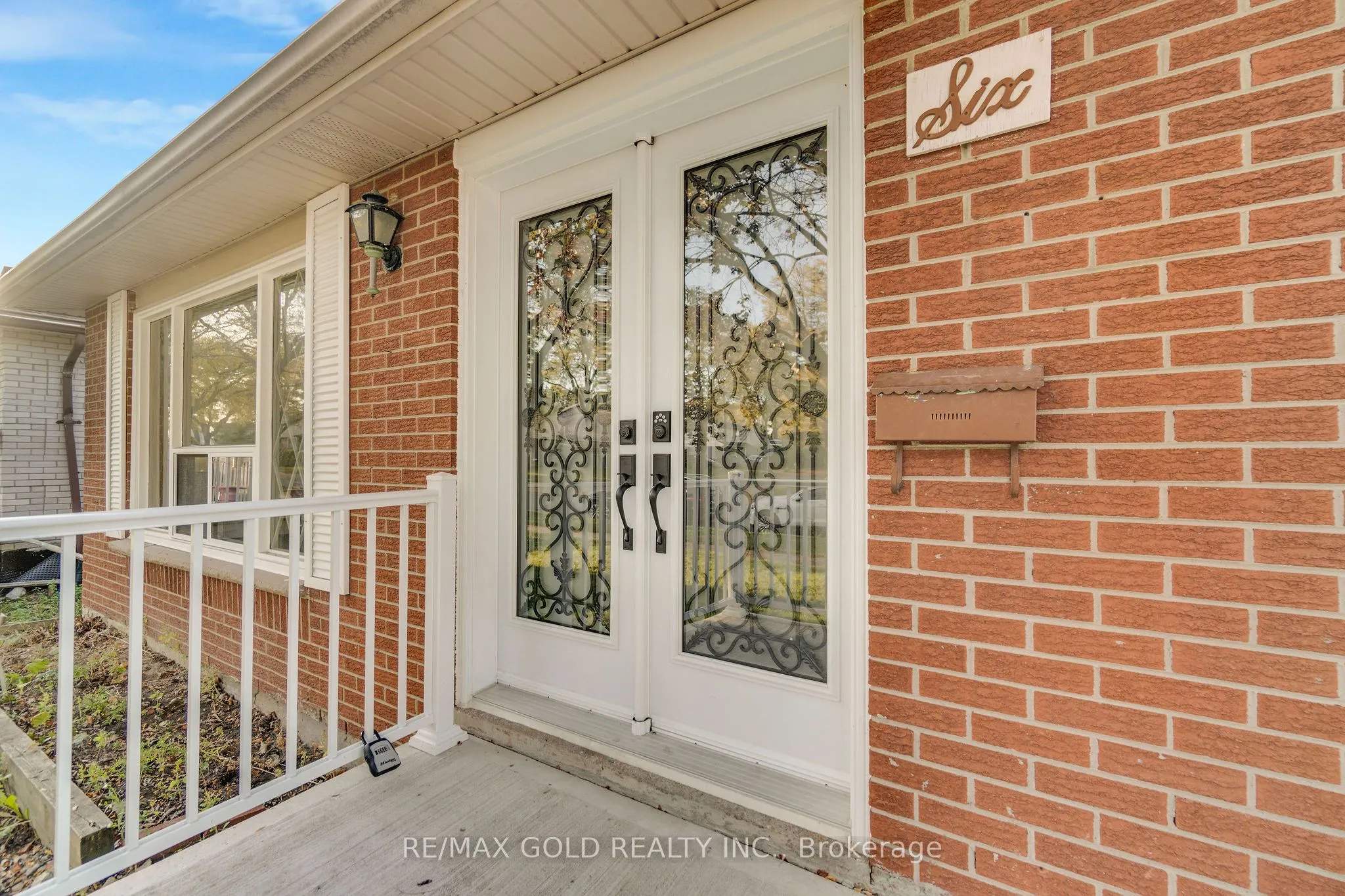 6 Midhurst Drive