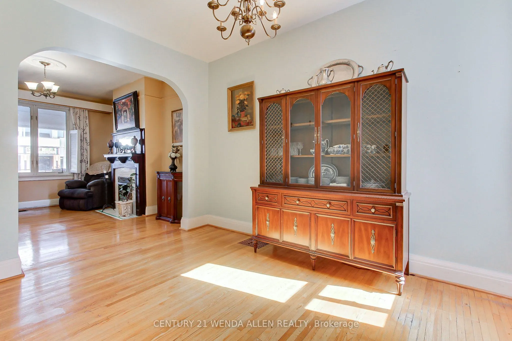 729 Dupont Street
