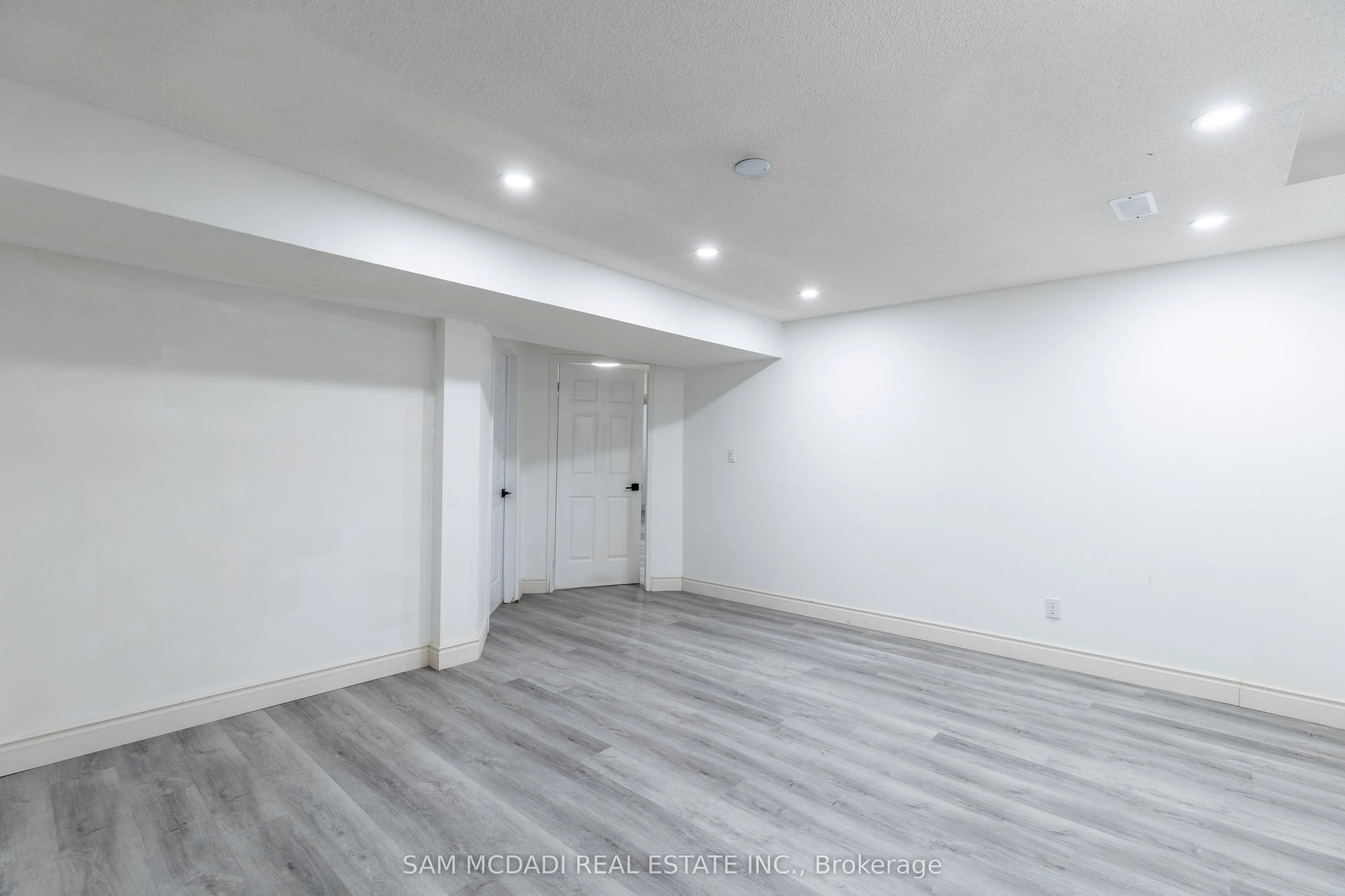 987 Bristol Road W, #BSMT