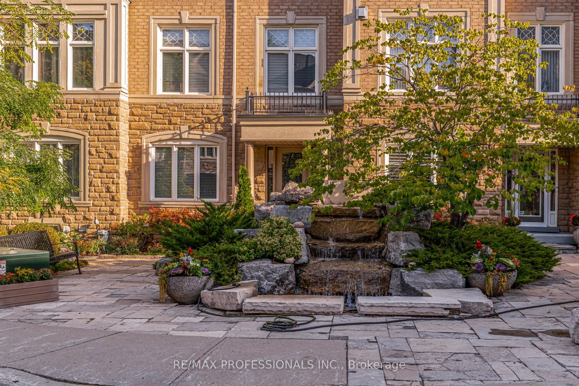 2264 Lake Shore Boulevard W