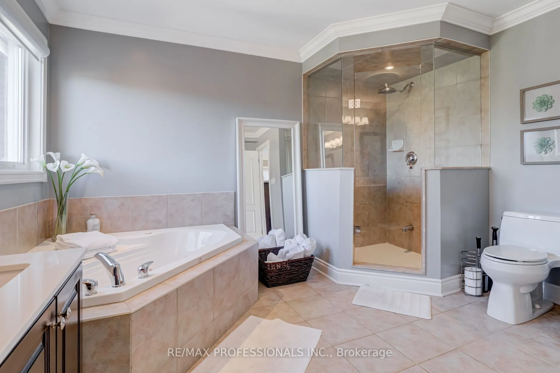2264 Lake Shore Boulevard W