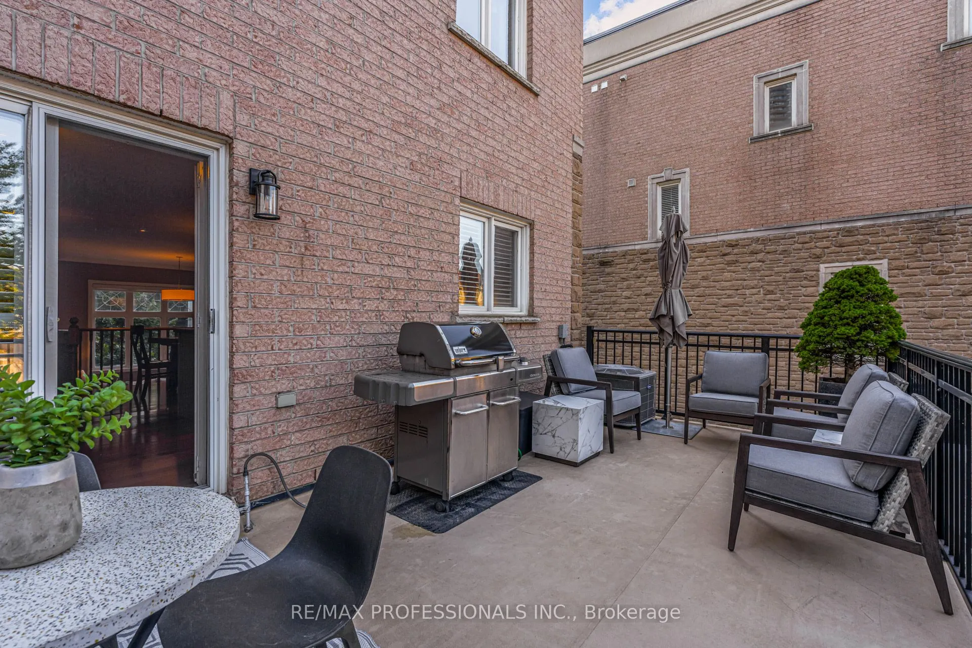 2264 Lake Shore Boulevard W