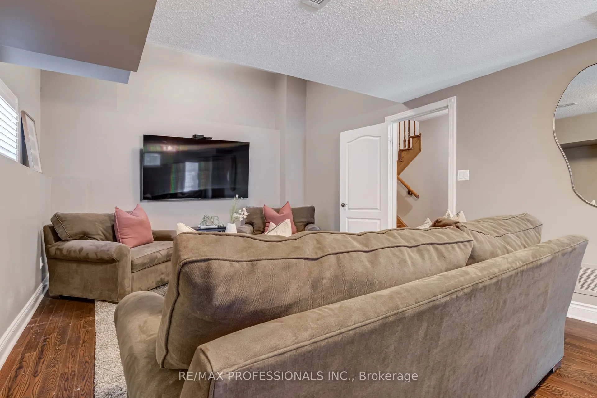2264 Lake Shore Boulevard W