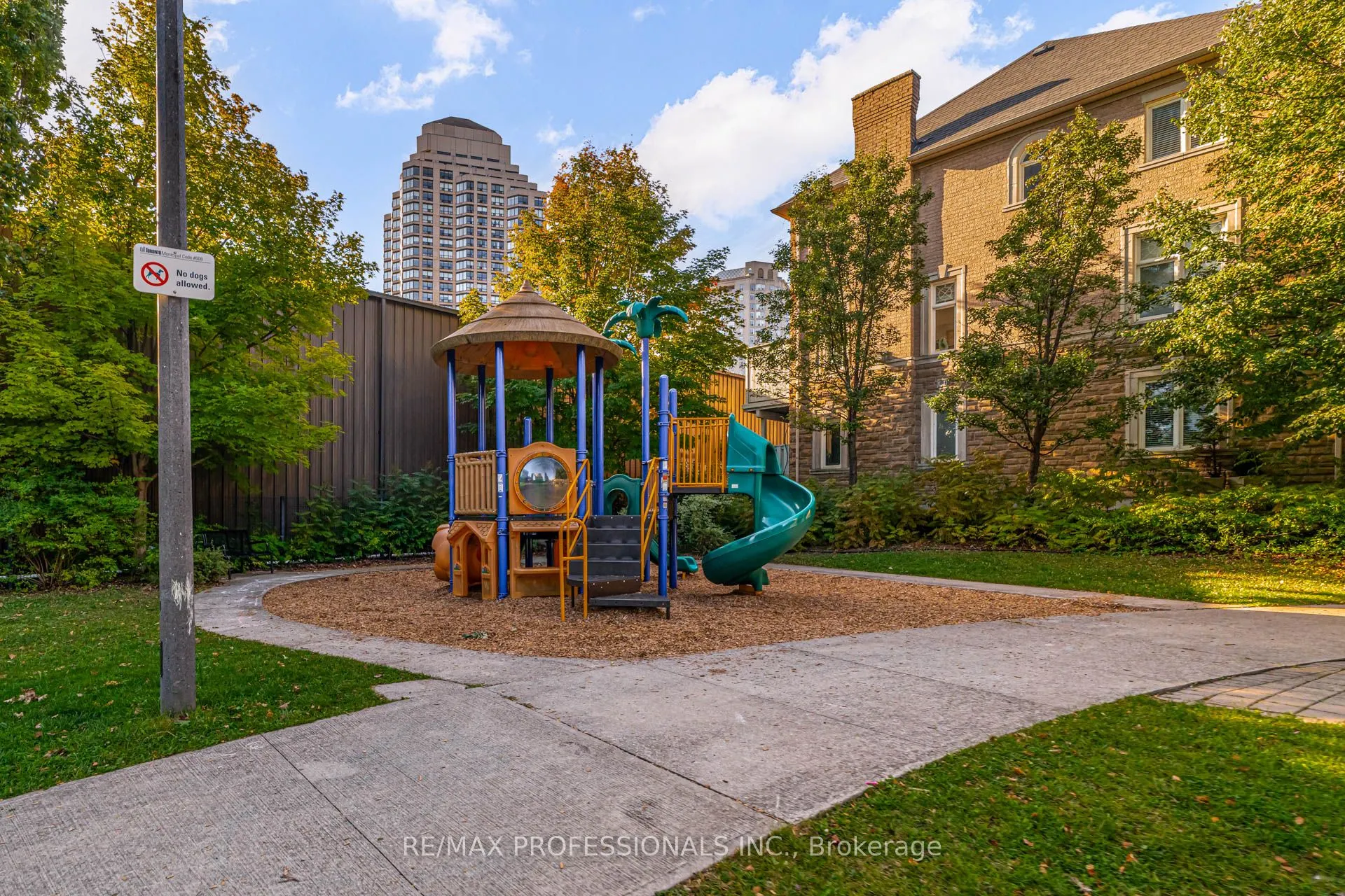 2264 Lake Shore Boulevard W