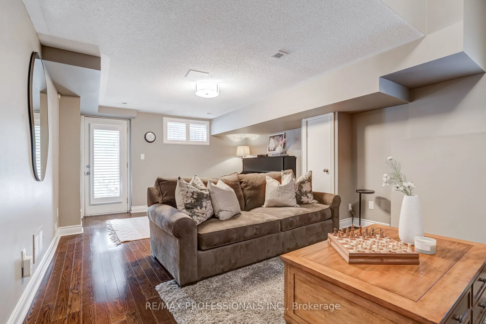 2264 Lake Shore Boulevard W