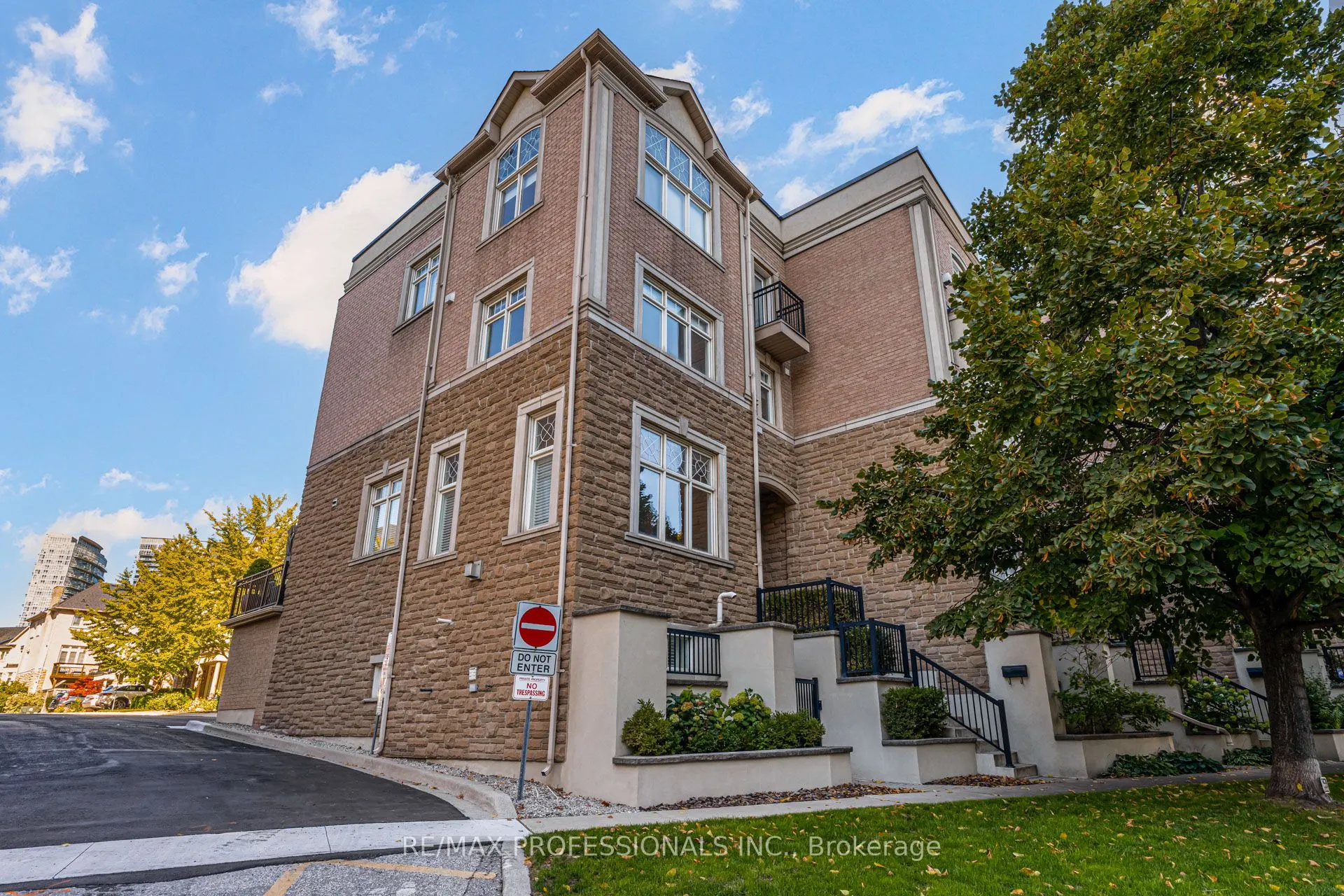 2264 Lake Shore Boulevard W