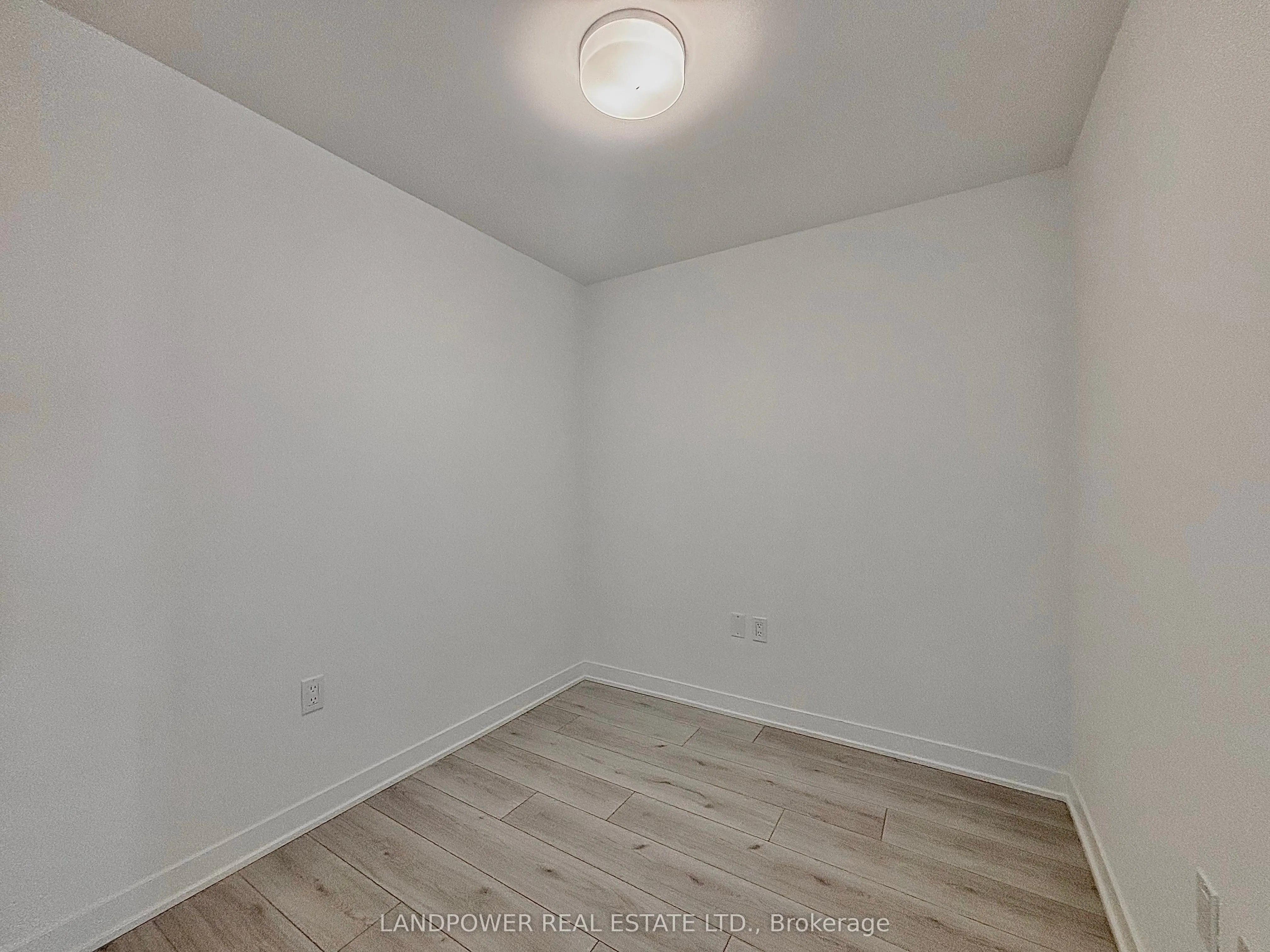 395 Dundas Street W, #813