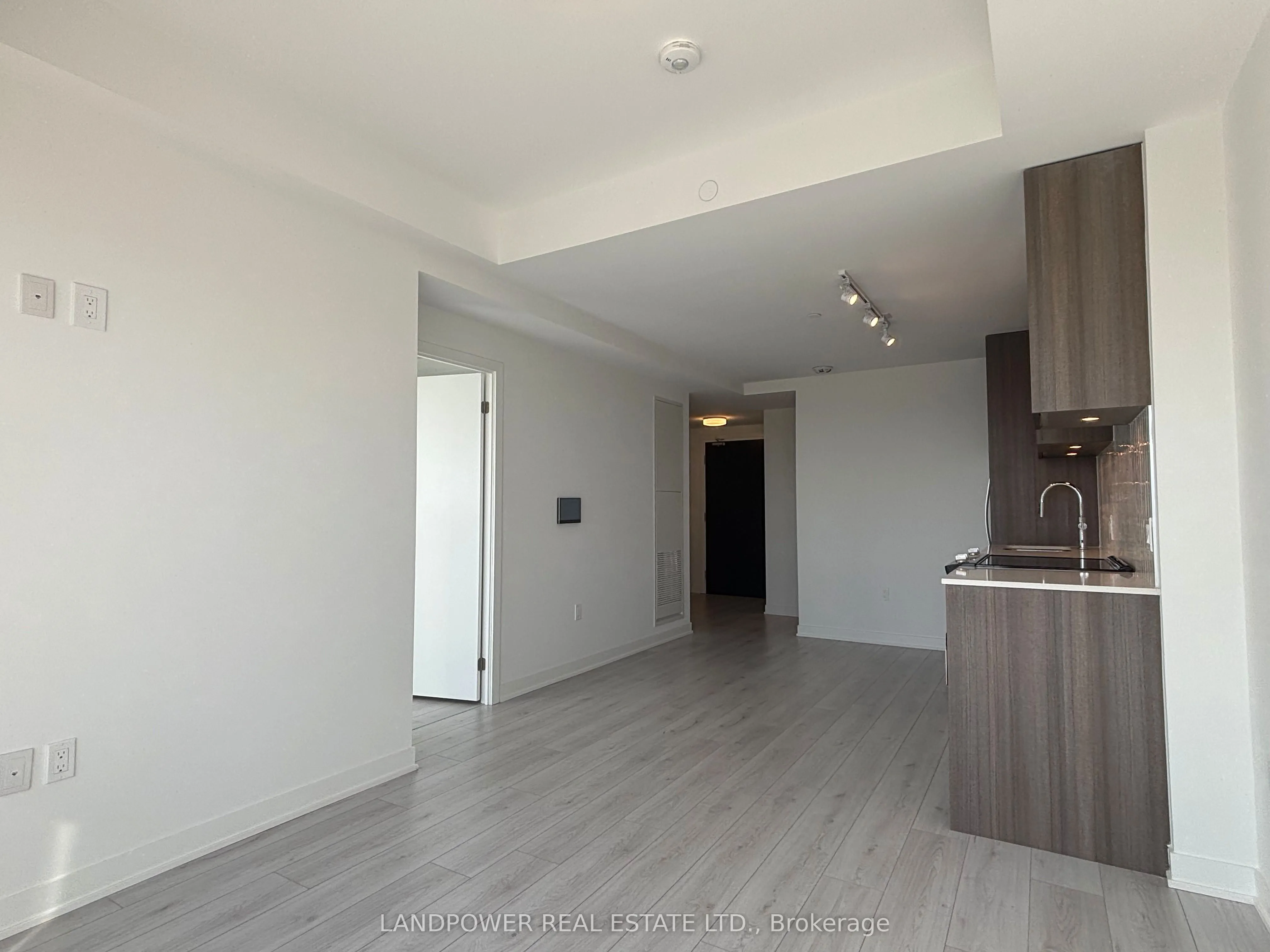 395 Dundas Street W, #813
