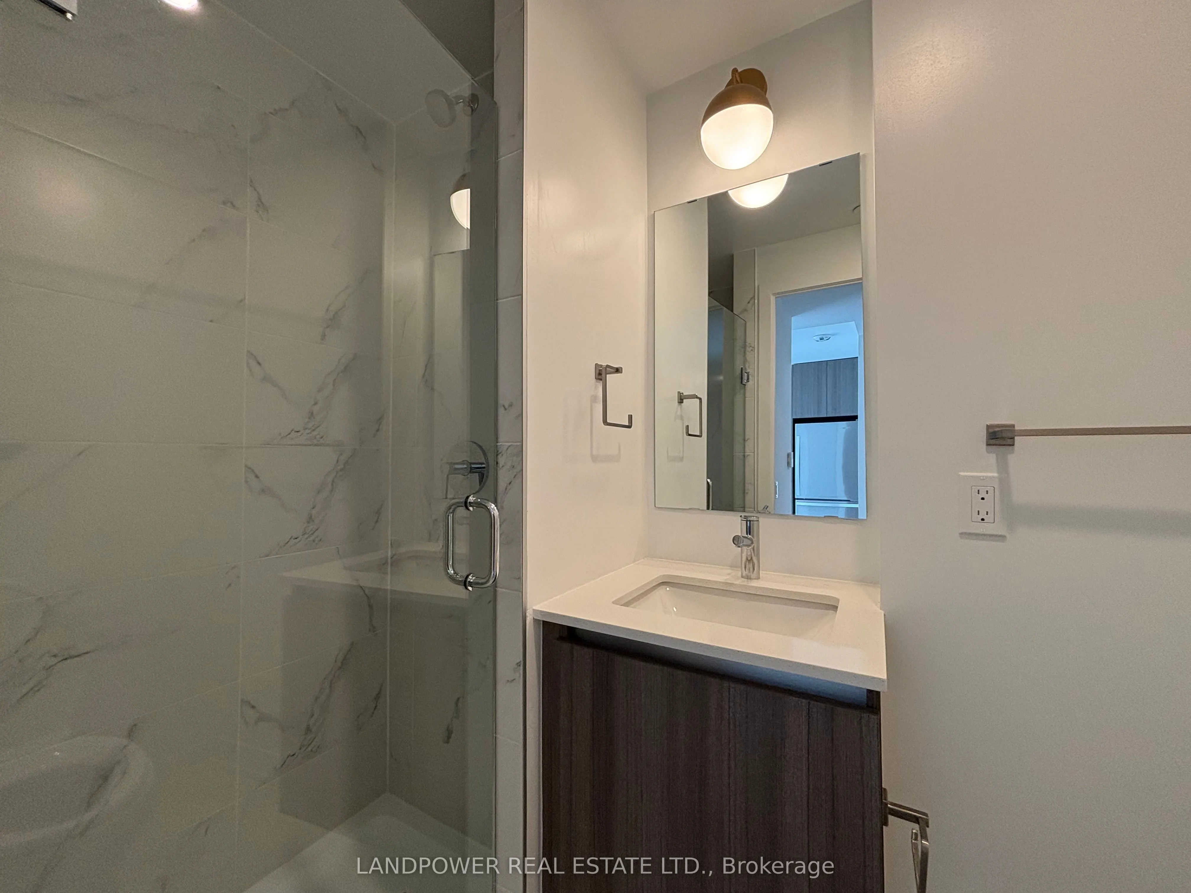 395 Dundas Street W, #813