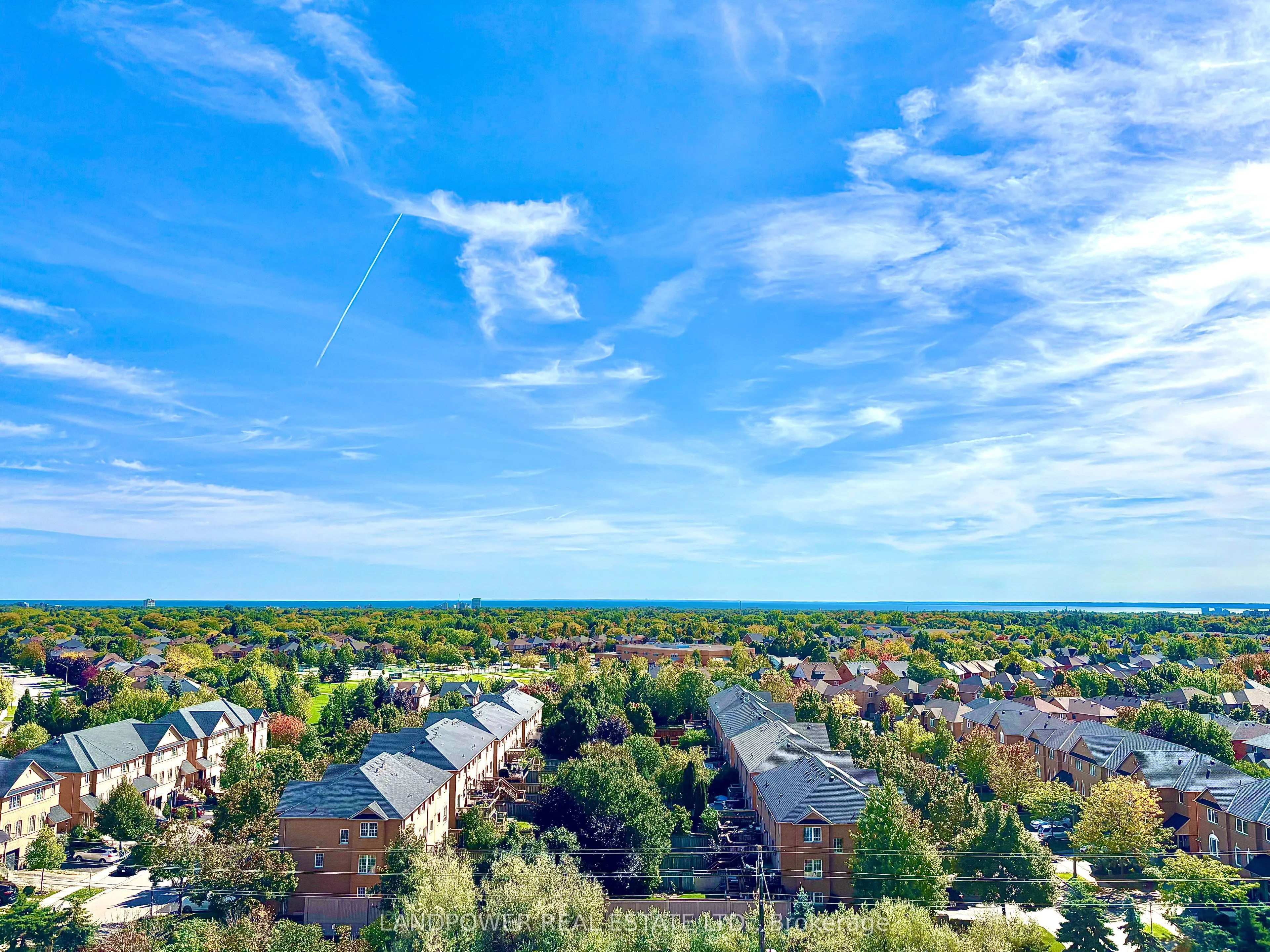 395 Dundas Street W, #813