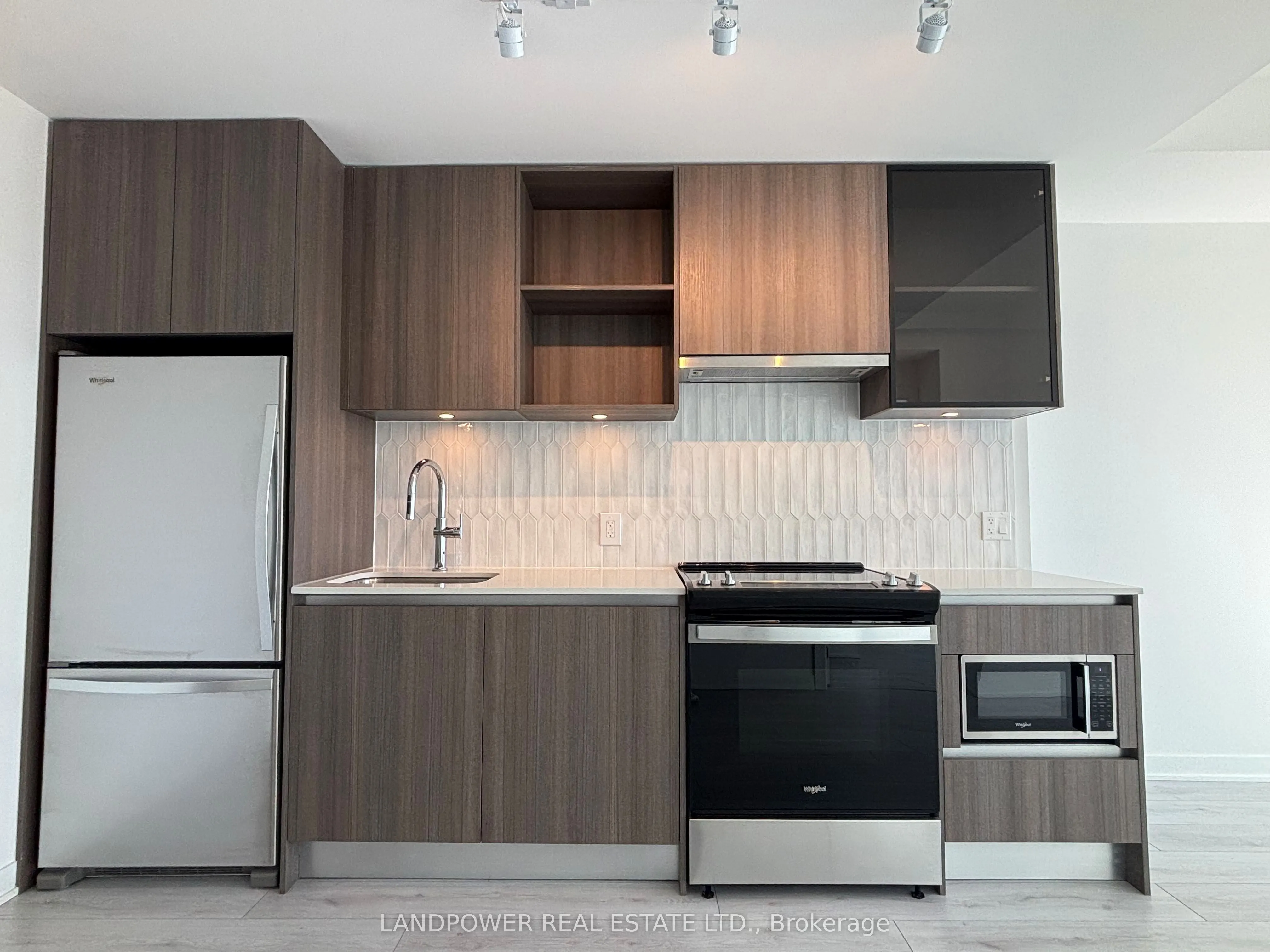 395 Dundas Street W, #813