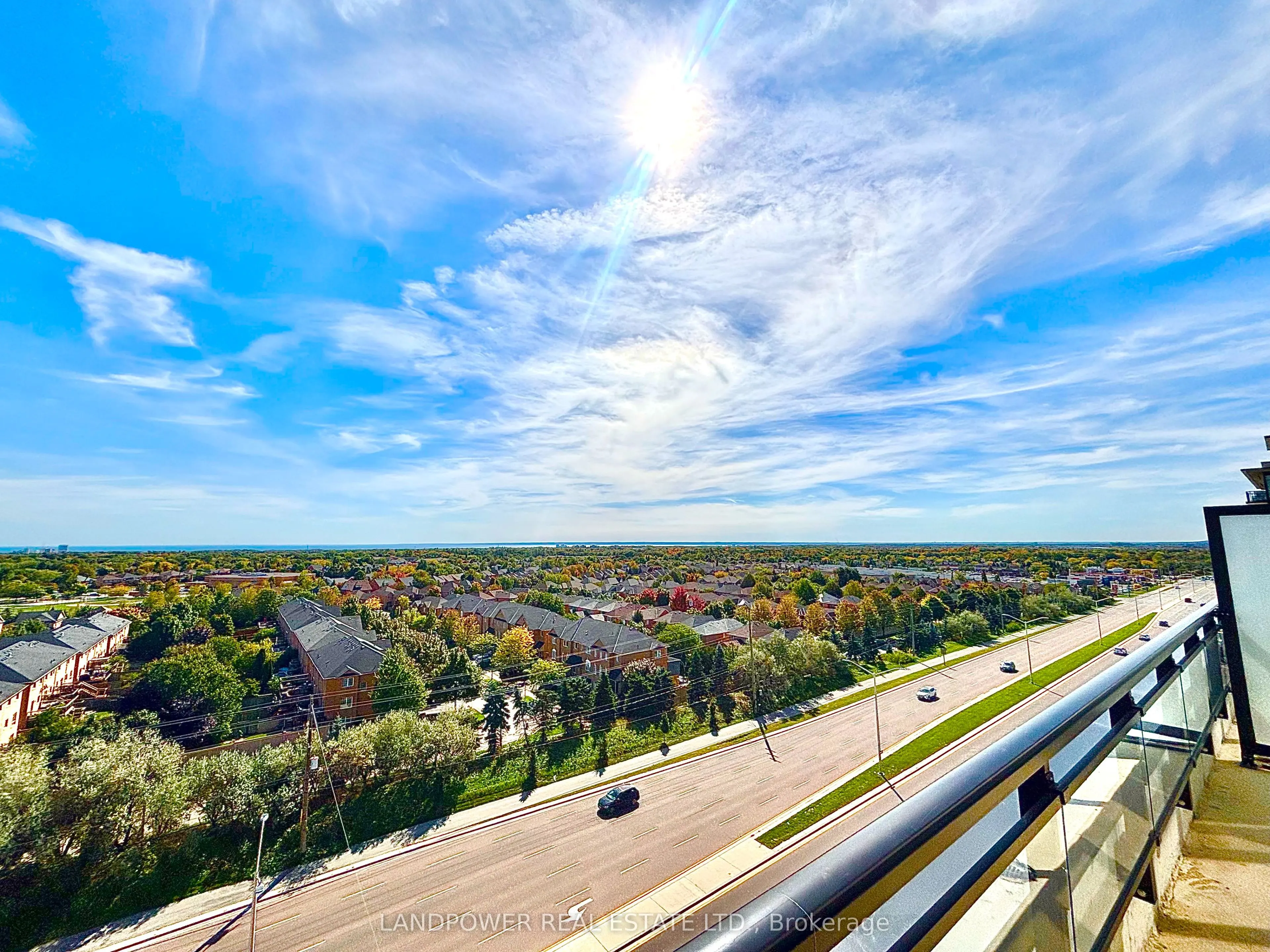 395 Dundas Street W, #813