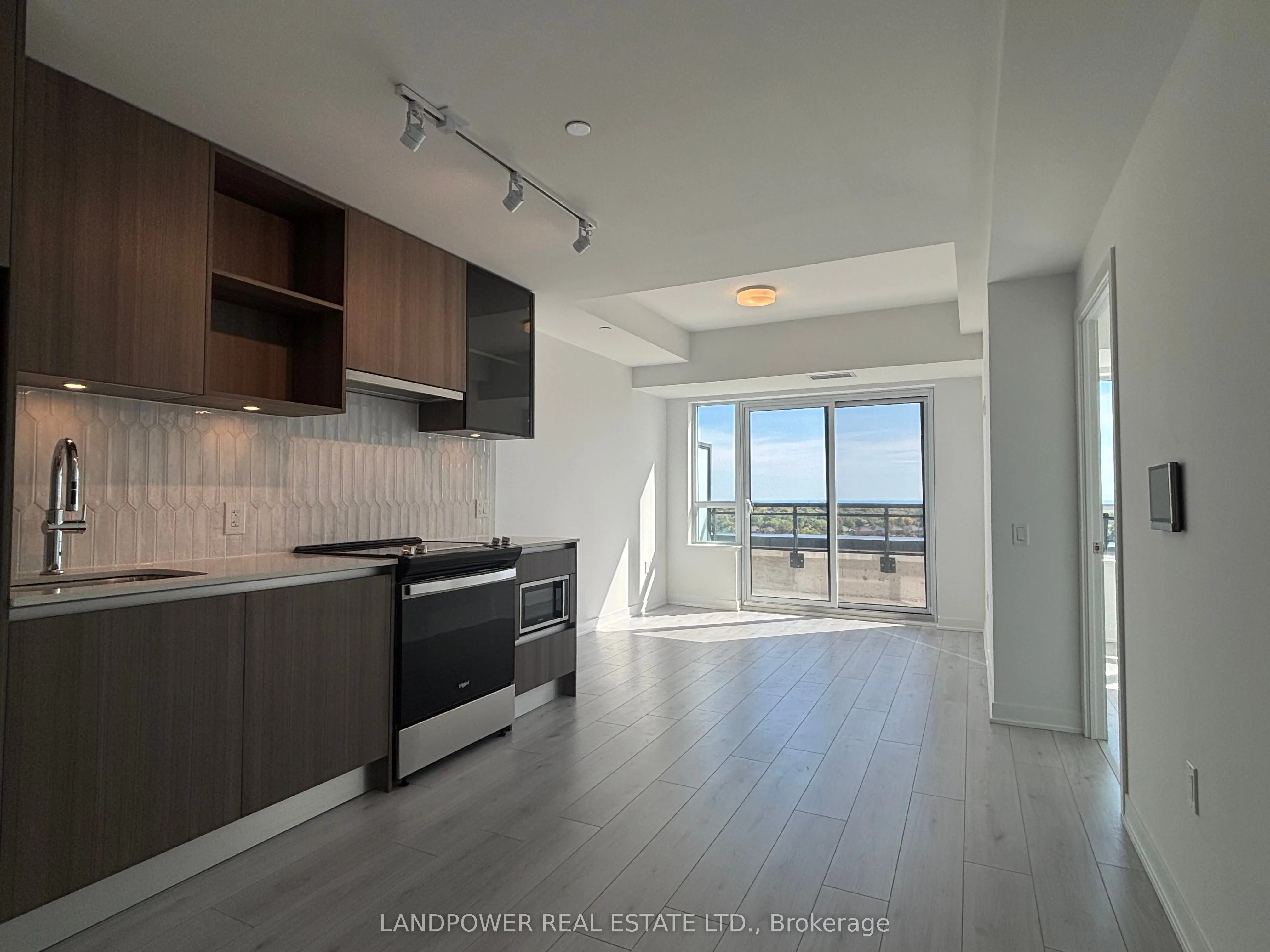 395 Dundas Street W, #813